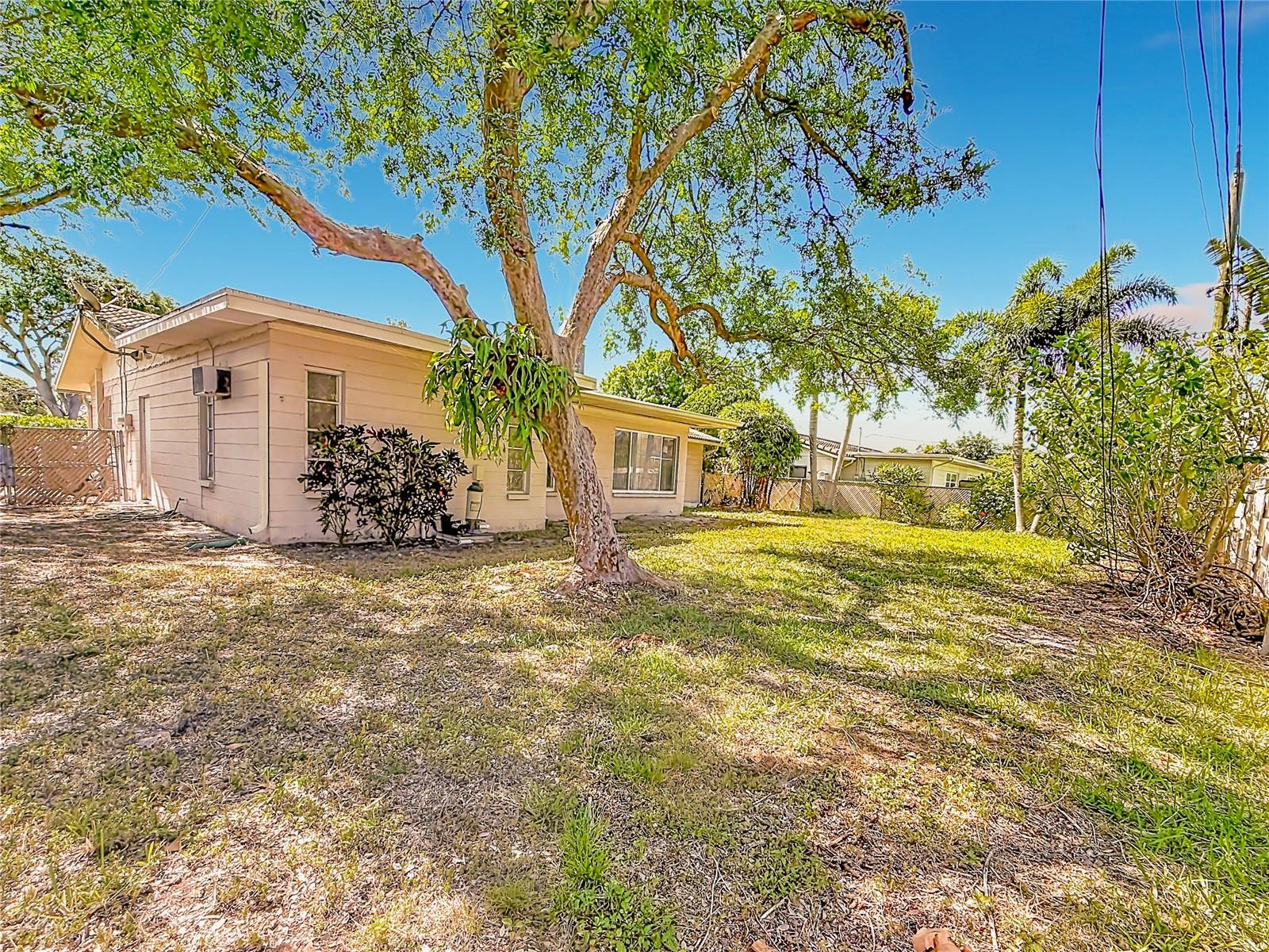 211 NW MONROE CIR N, ST PETERSBURG, FL, 33702