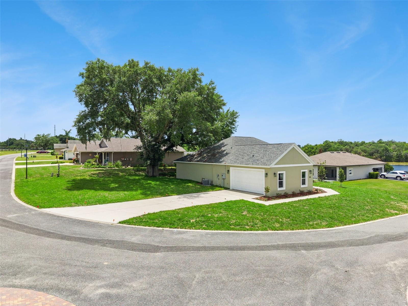 100 FAIRWAY CIR, UMATILLA, FL, 32784