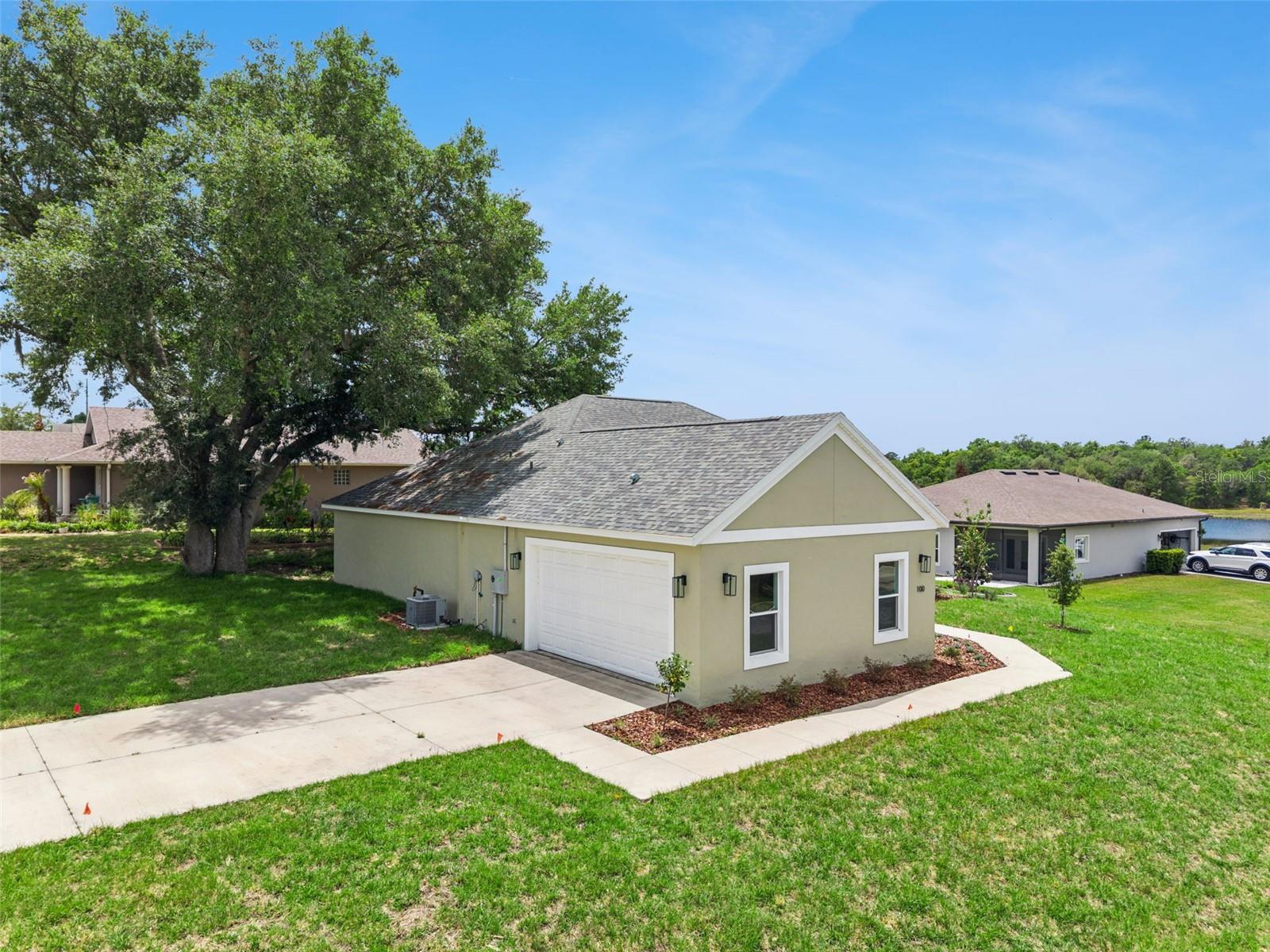 100 FAIRWAY CIR, UMATILLA, FL, 32784