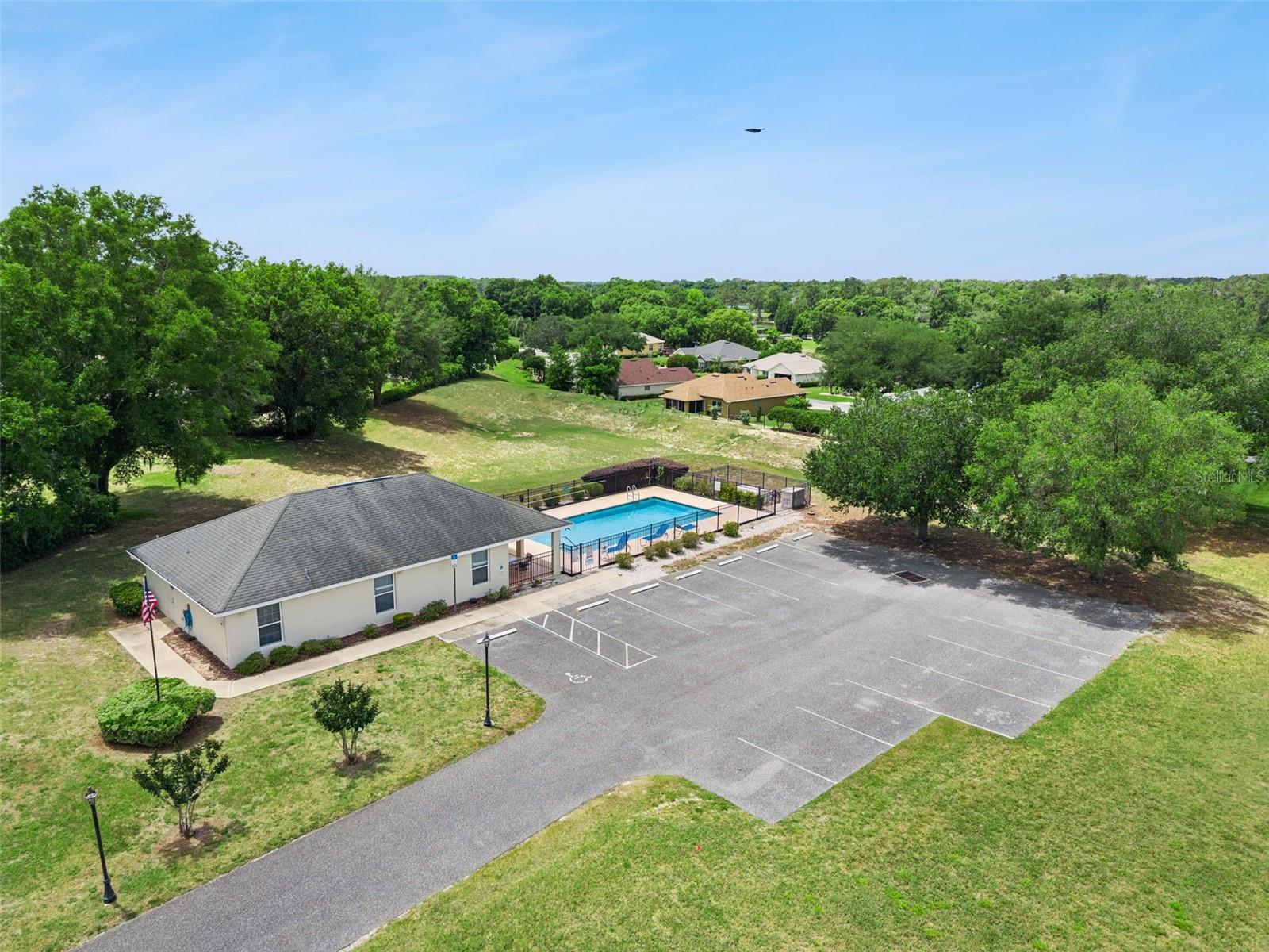 100 FAIRWAY CIR, UMATILLA, FL, 32784