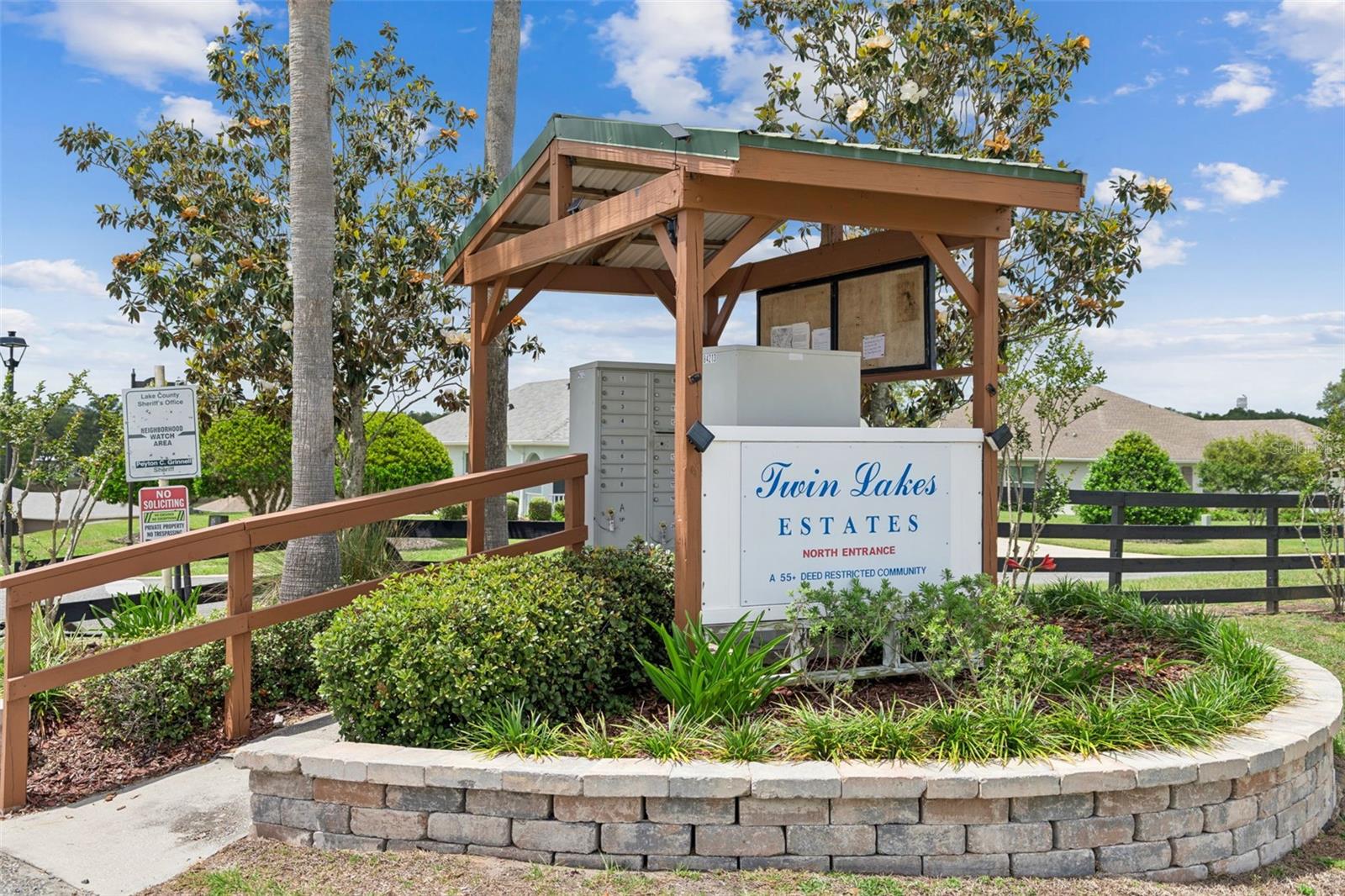 100 FAIRWAY CIR, UMATILLA, FL, 32784