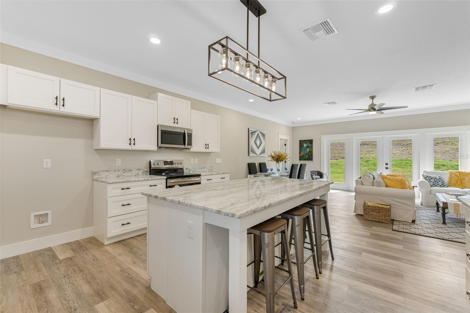 100 FAIRWAY CIR, UMATILLA, FL, 32784