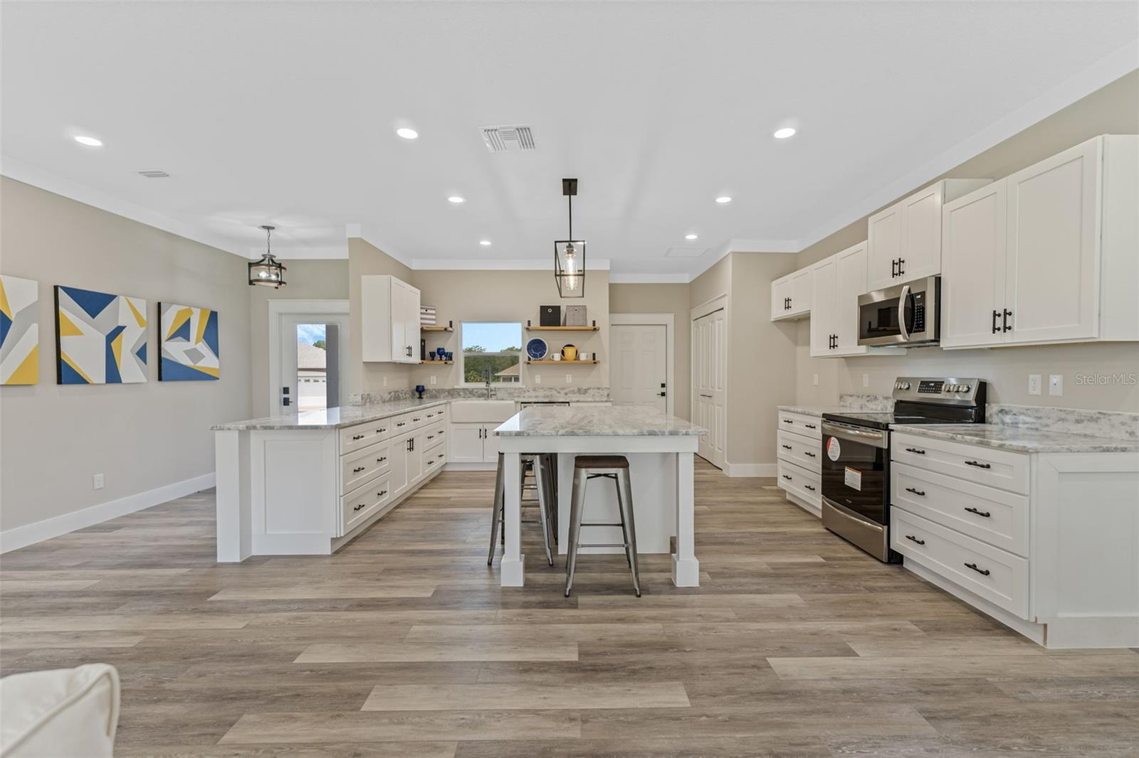 100 FAIRWAY CIR, UMATILLA, FL, 32784