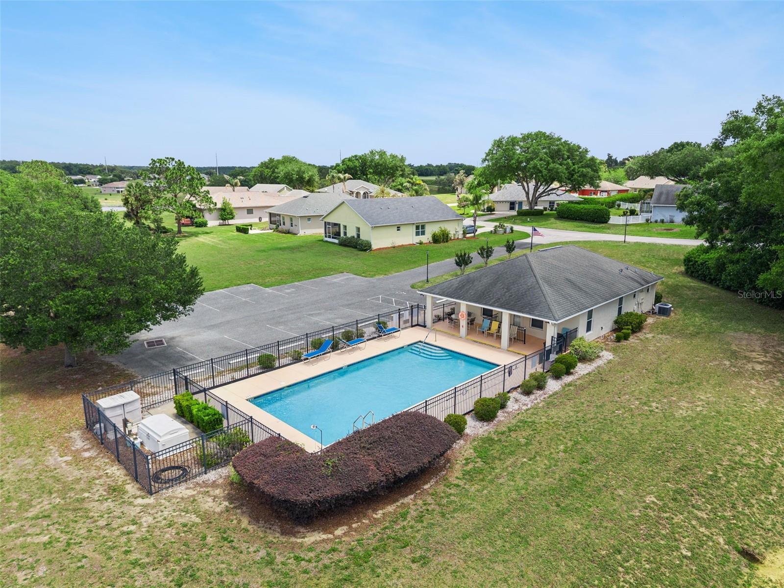 100 FAIRWAY CIR, UMATILLA, FL, 32784