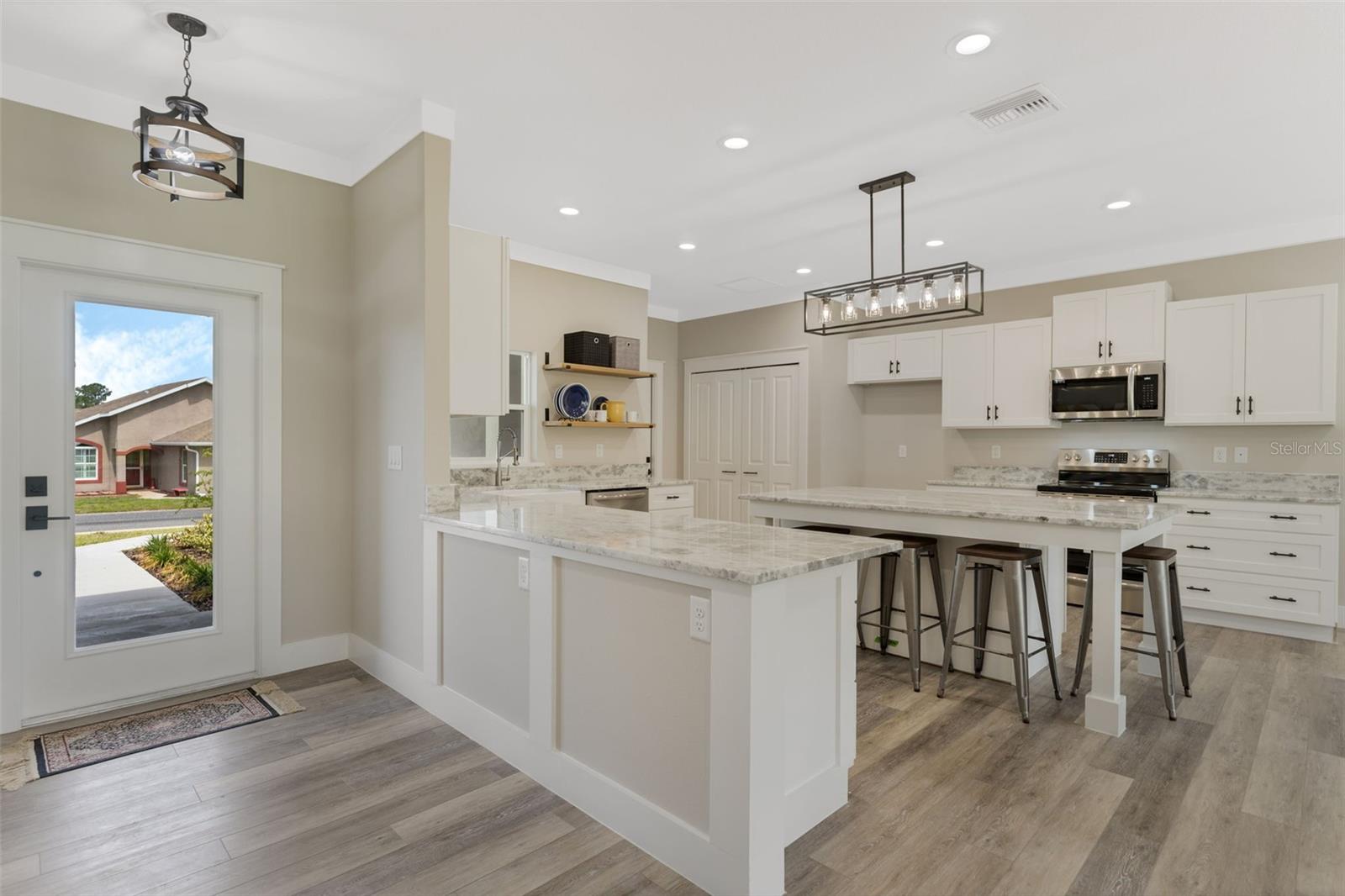 100 FAIRWAY CIR, UMATILLA, FL, 32784