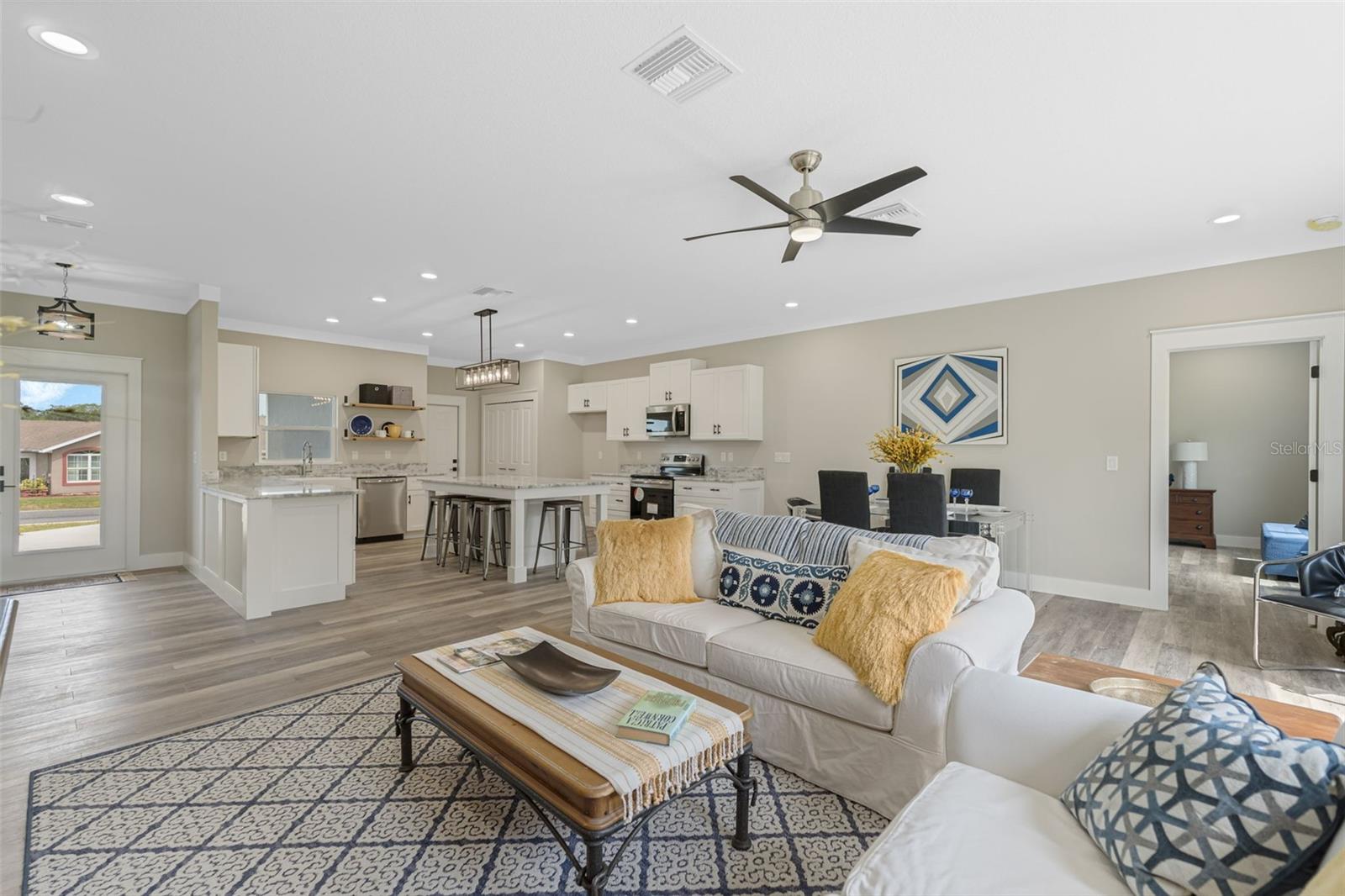 100 FAIRWAY CIR, UMATILLA, FL, 32784