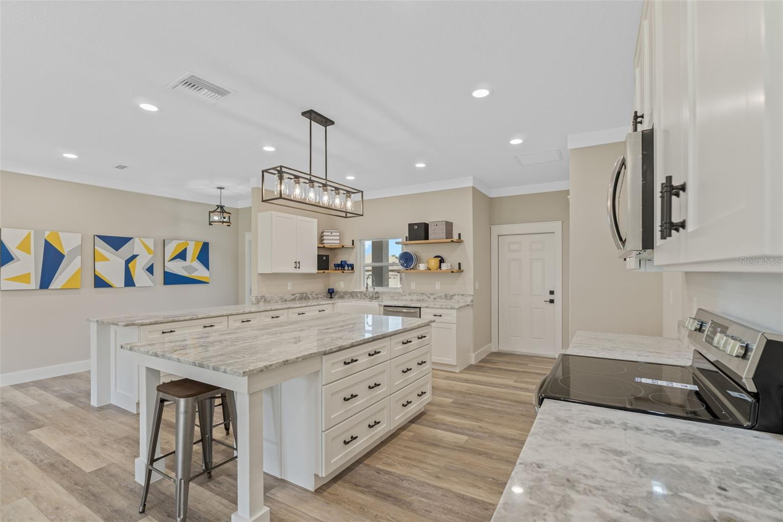 100 FAIRWAY CIR, UMATILLA, FL, 32784