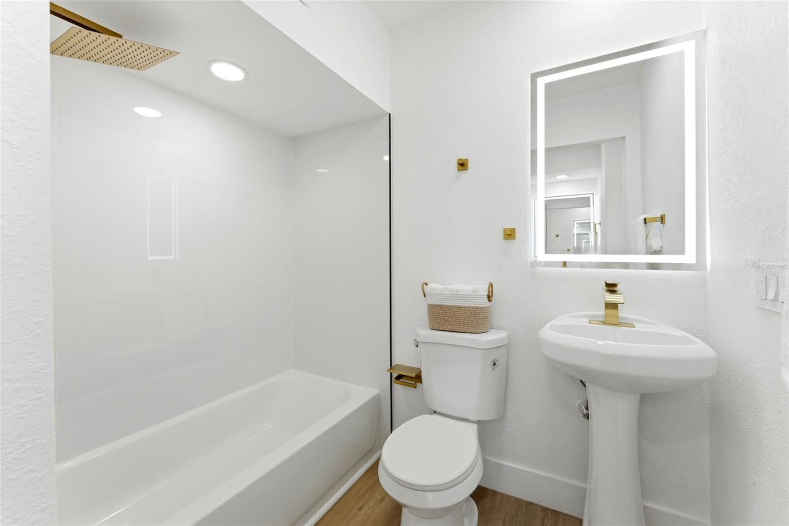 3917 E EDEN ROC CIR, TAMPA, FL, 33634