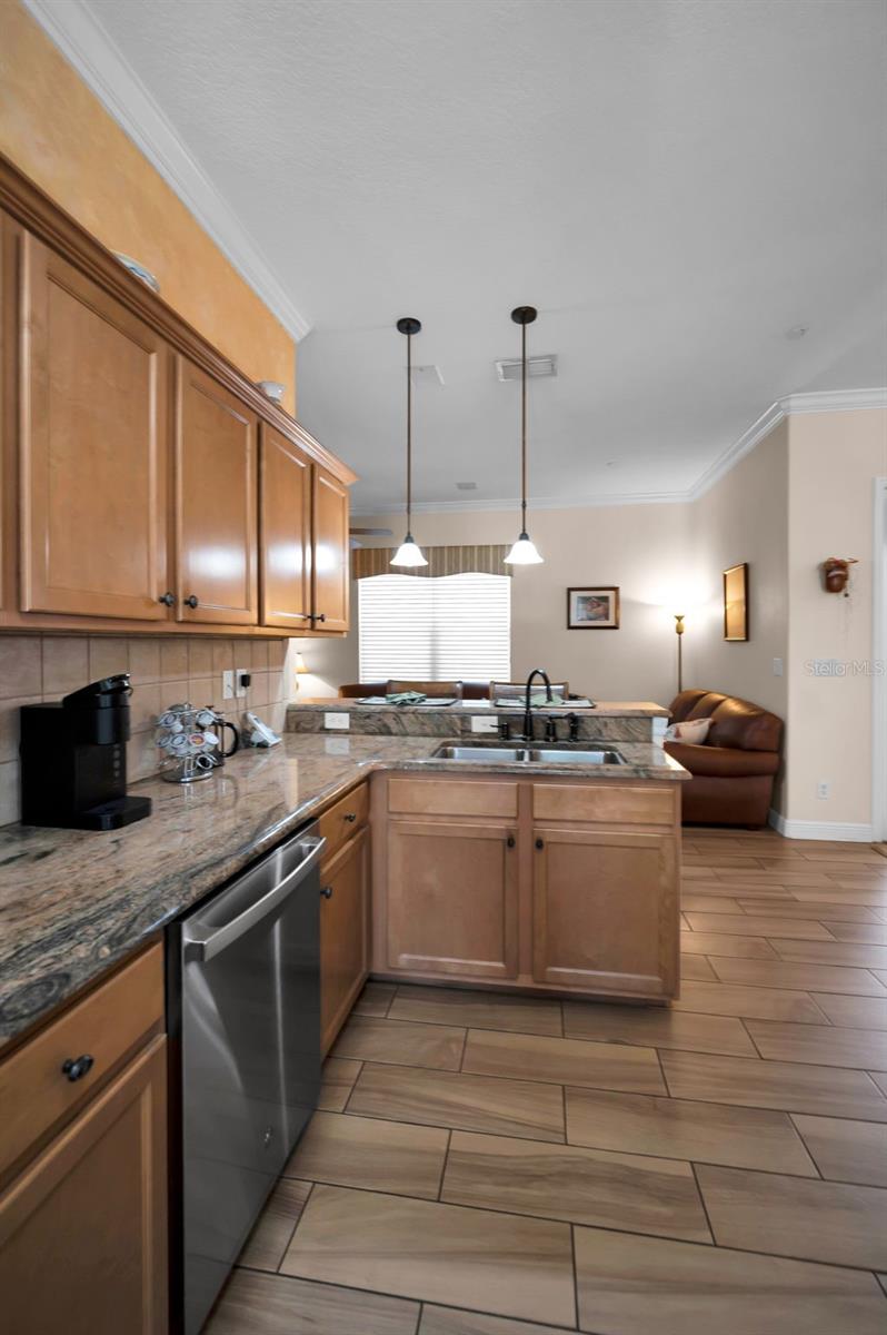 8202 WILD OAKS CIR, LARGO, FL, 33773