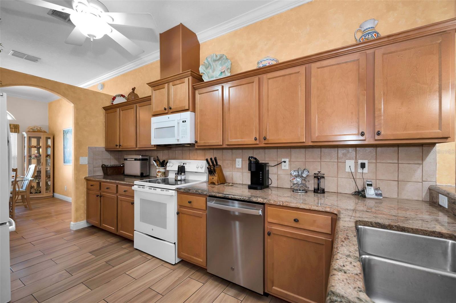 8202 WILD OAKS CIR, LARGO, FL, 33773