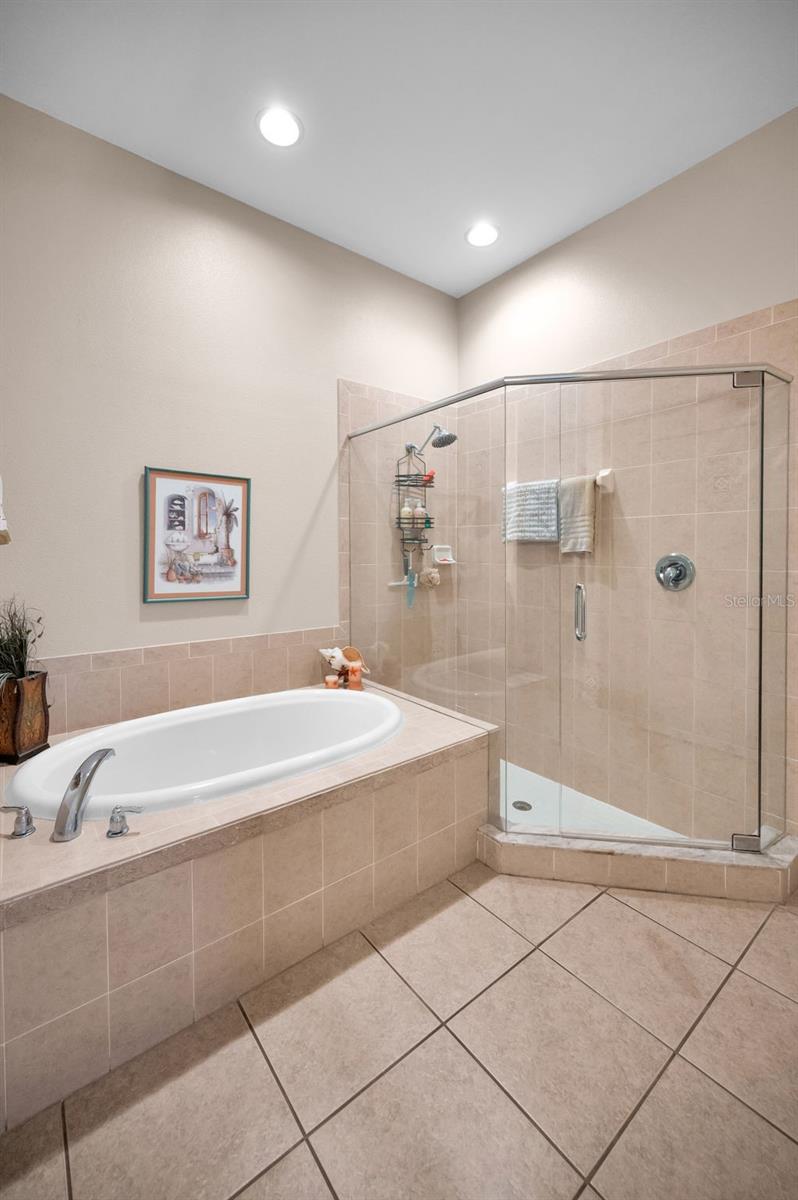 8202 WILD OAKS CIR, LARGO, FL, 33773
