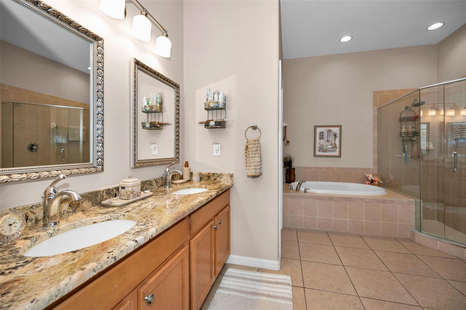 8202 WILD OAKS CIR, LARGO, FL, 33773