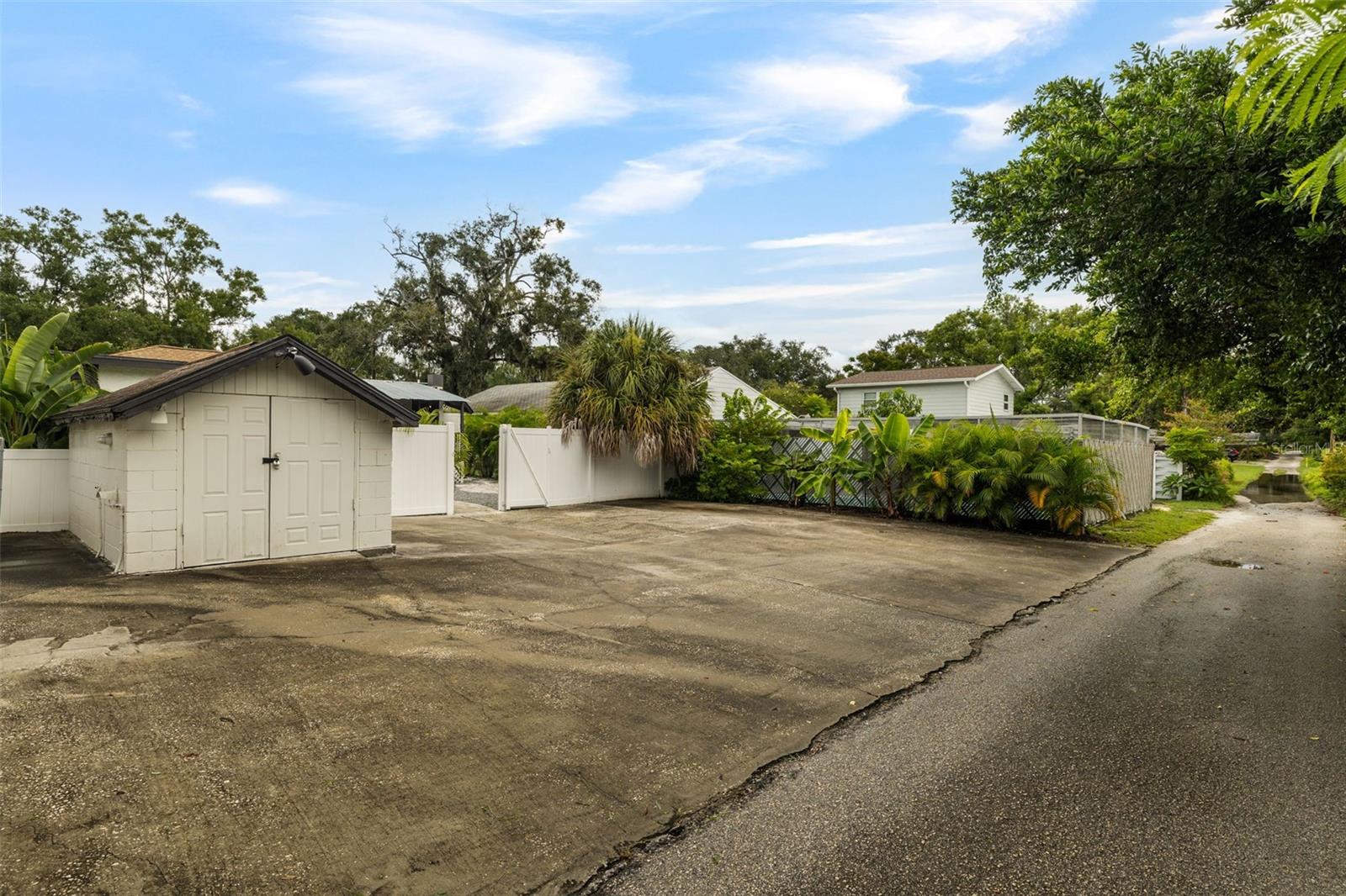 1411 E HENRY AVE, TAMPA, FL, 33604