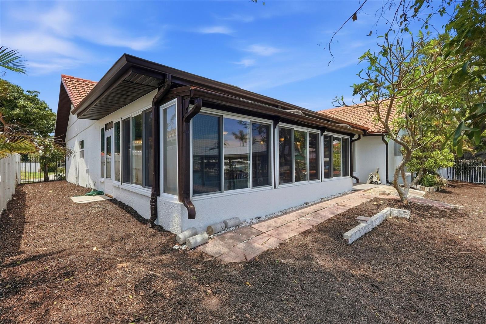 2300 S SHORE DR SE, ST PETERSBURG, FL, 33705