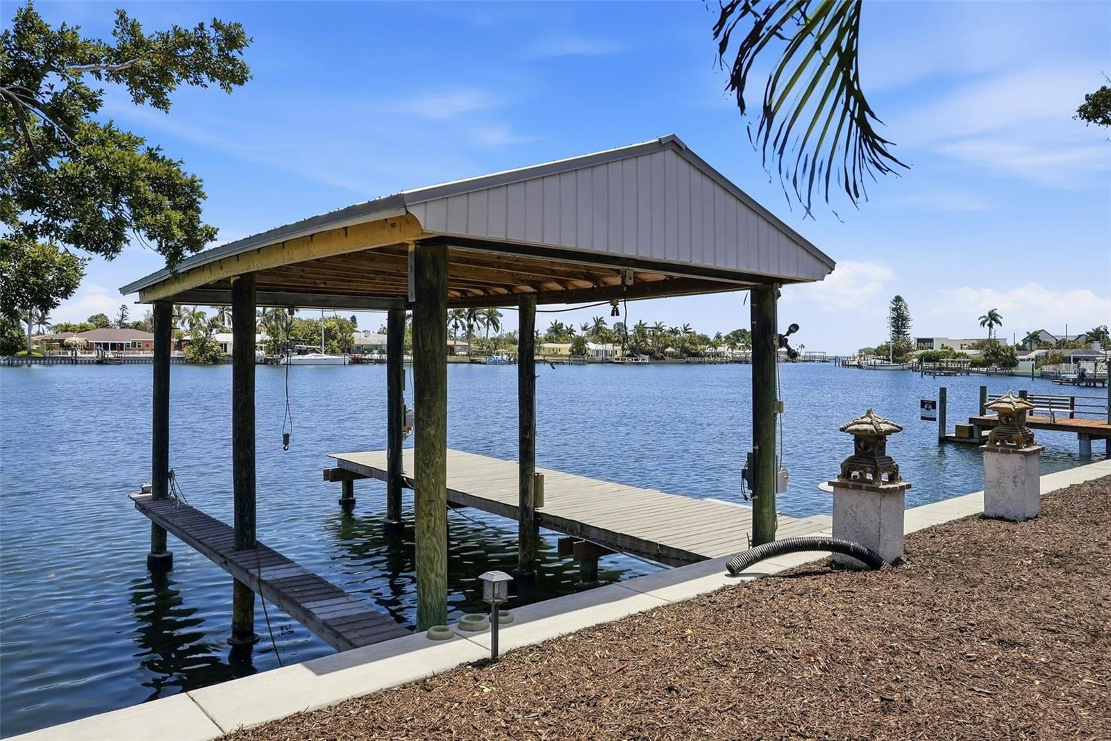 2300 S SHORE DR SE, ST PETERSBURG, FL, 33705