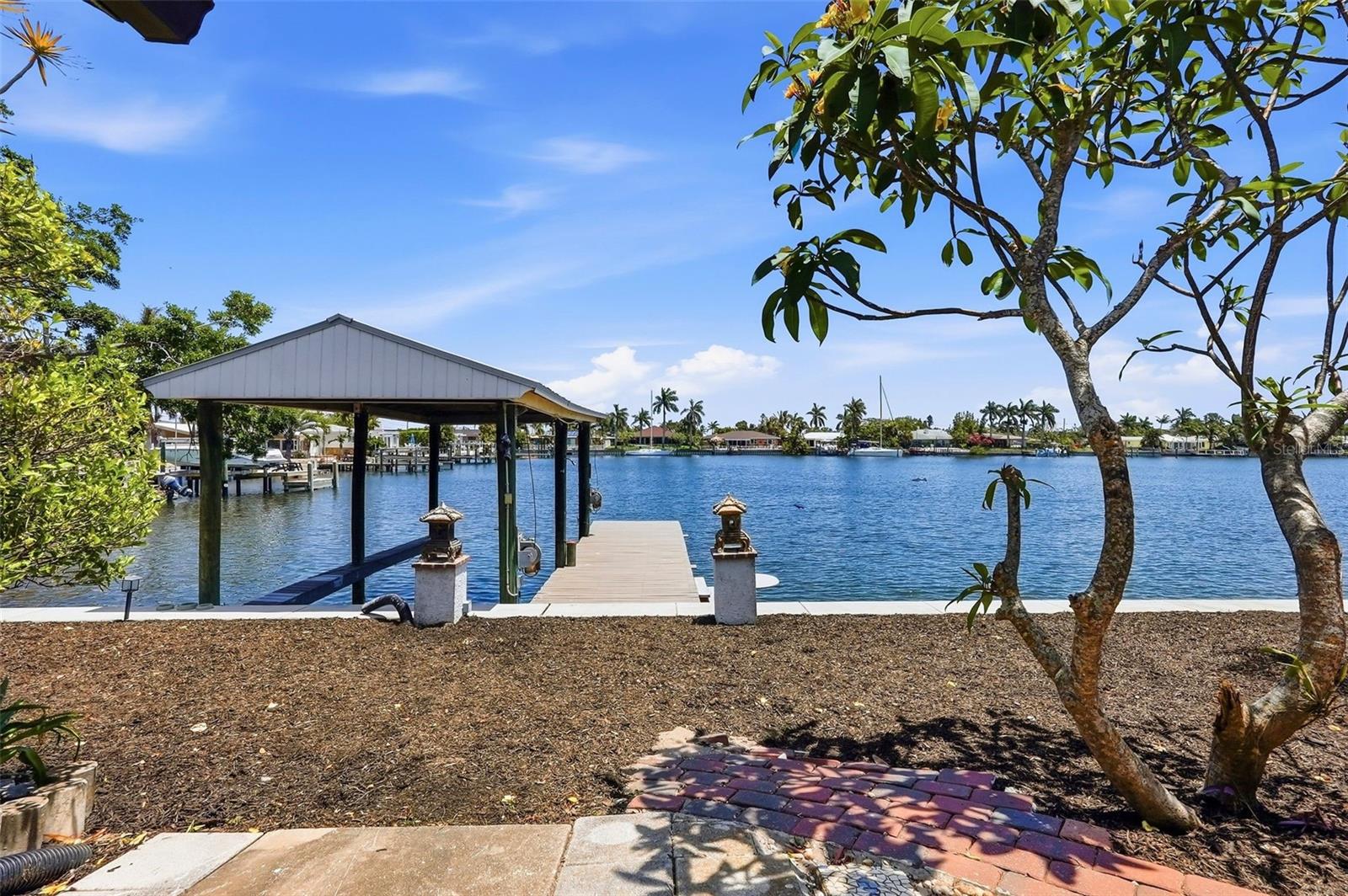 2300 S SHORE DR SE, ST PETERSBURG, FL, 33705