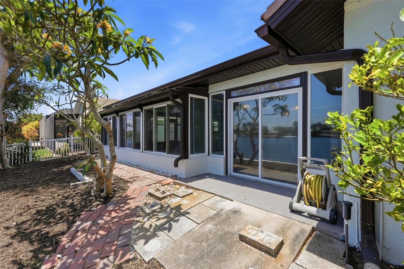 2300 S SHORE DR SE, ST PETERSBURG, FL, 33705
