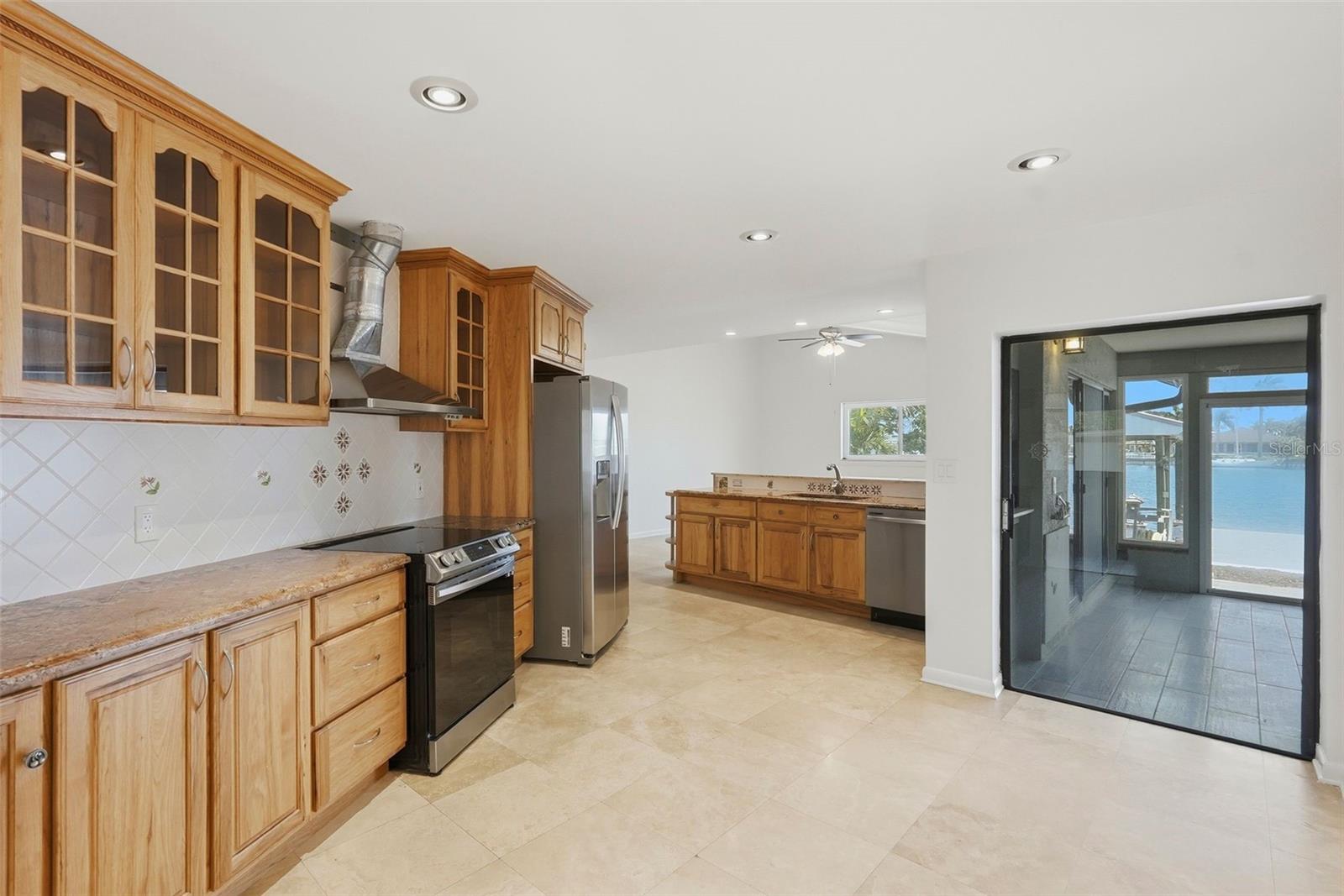 2300 S SHORE DR SE, ST PETERSBURG, FL, 33705