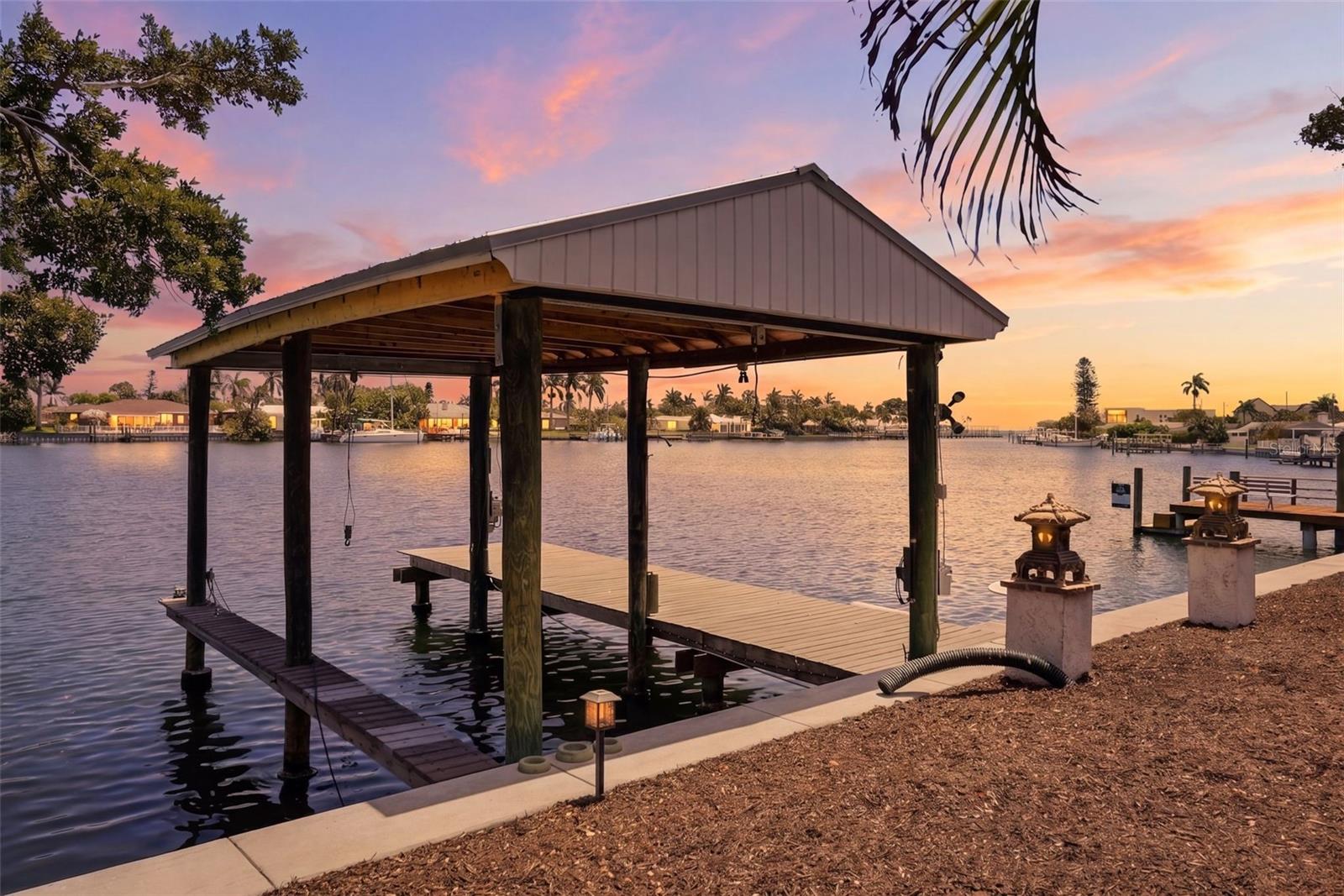 2300 S SHORE DR SE, ST PETERSBURG, FL, 33705