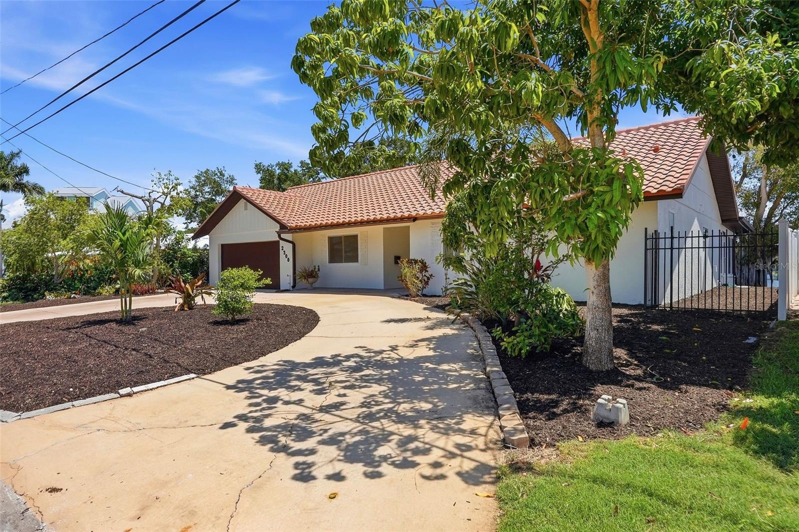 2300 S SHORE DR SE, ST PETERSBURG, FL, 33705