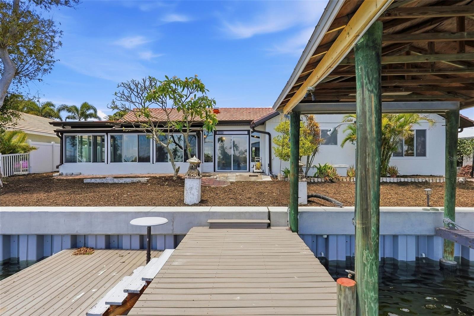 2300 S SHORE DR SE, ST PETERSBURG, FL, 33705