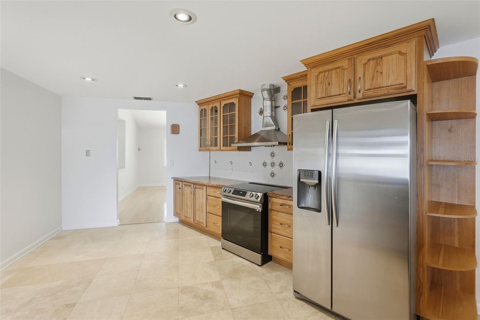 2300 S SHORE DR SE, ST PETERSBURG, FL, 33705