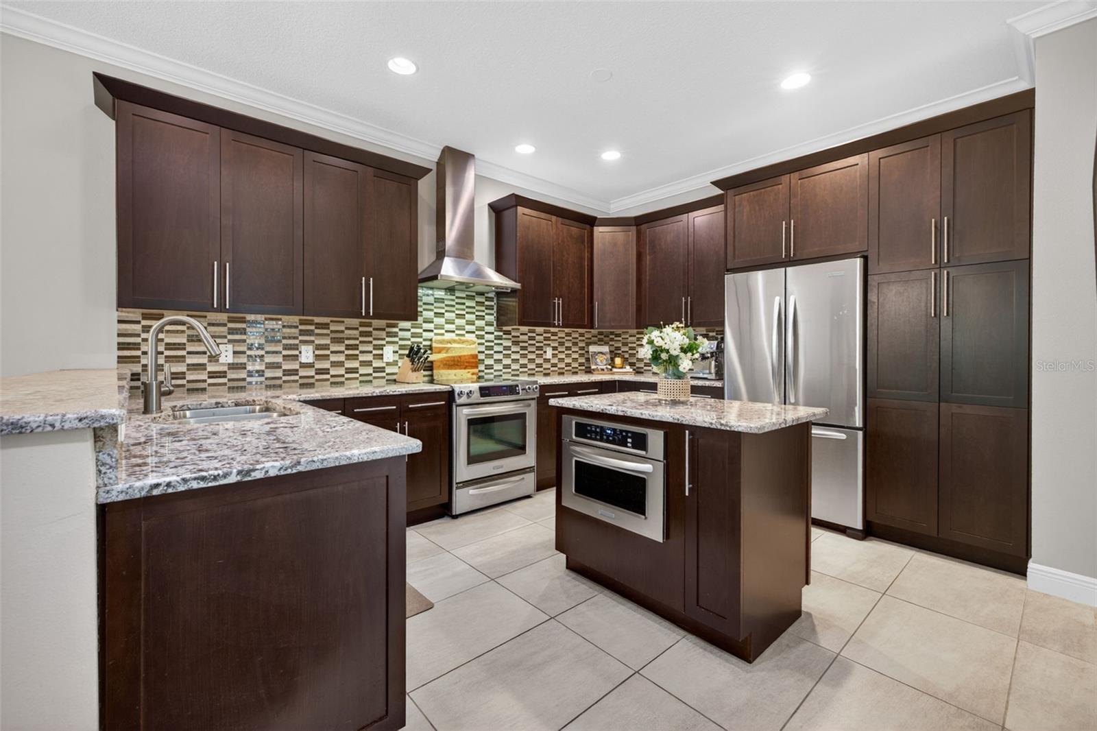 252 VALENCIA CIR, ST PETERSBURG, FL, 33716
