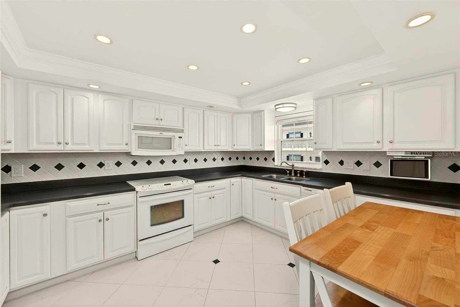 131 BLUFF VIEW DR #401, BELLEAIR BLUFFS, FL, 33770