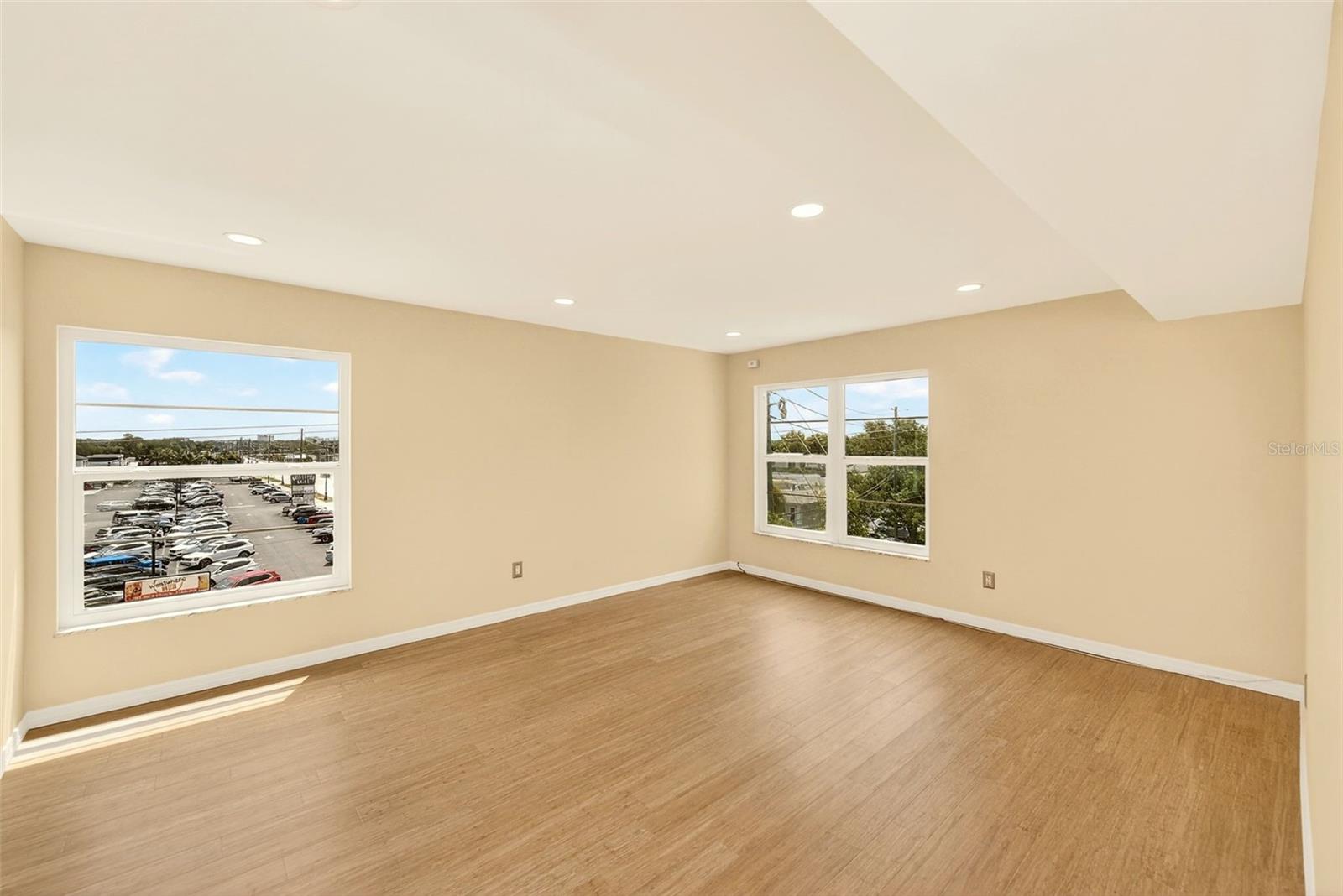 131 BLUFF VIEW DR #401, BELLEAIR BLUFFS, FL, 33770