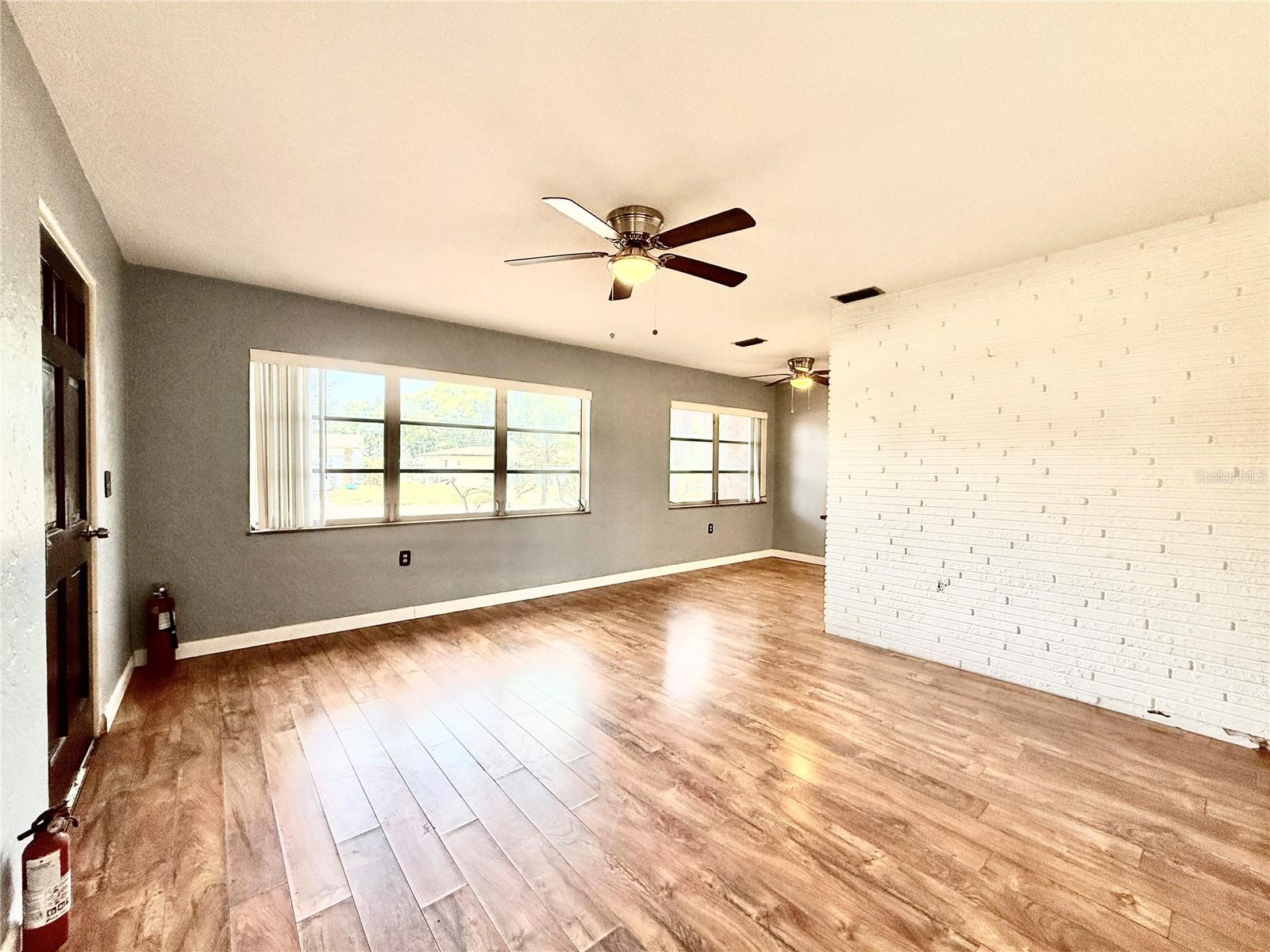 10862 VILLAGE GREEN AVE, SEMINOLE, FL, 33772