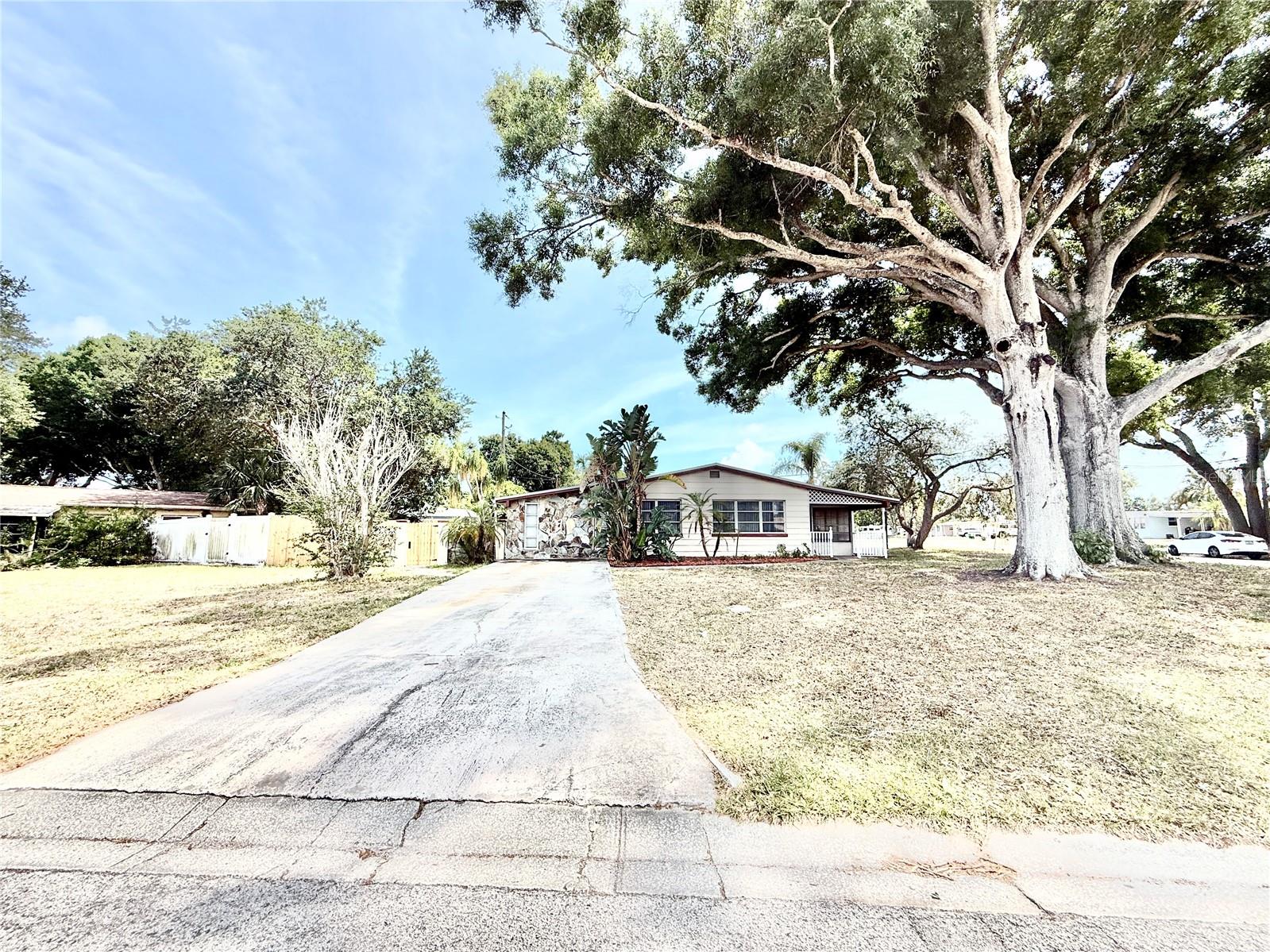 10862 VILLAGE GREEN AVE, SEMINOLE, FL, 33772