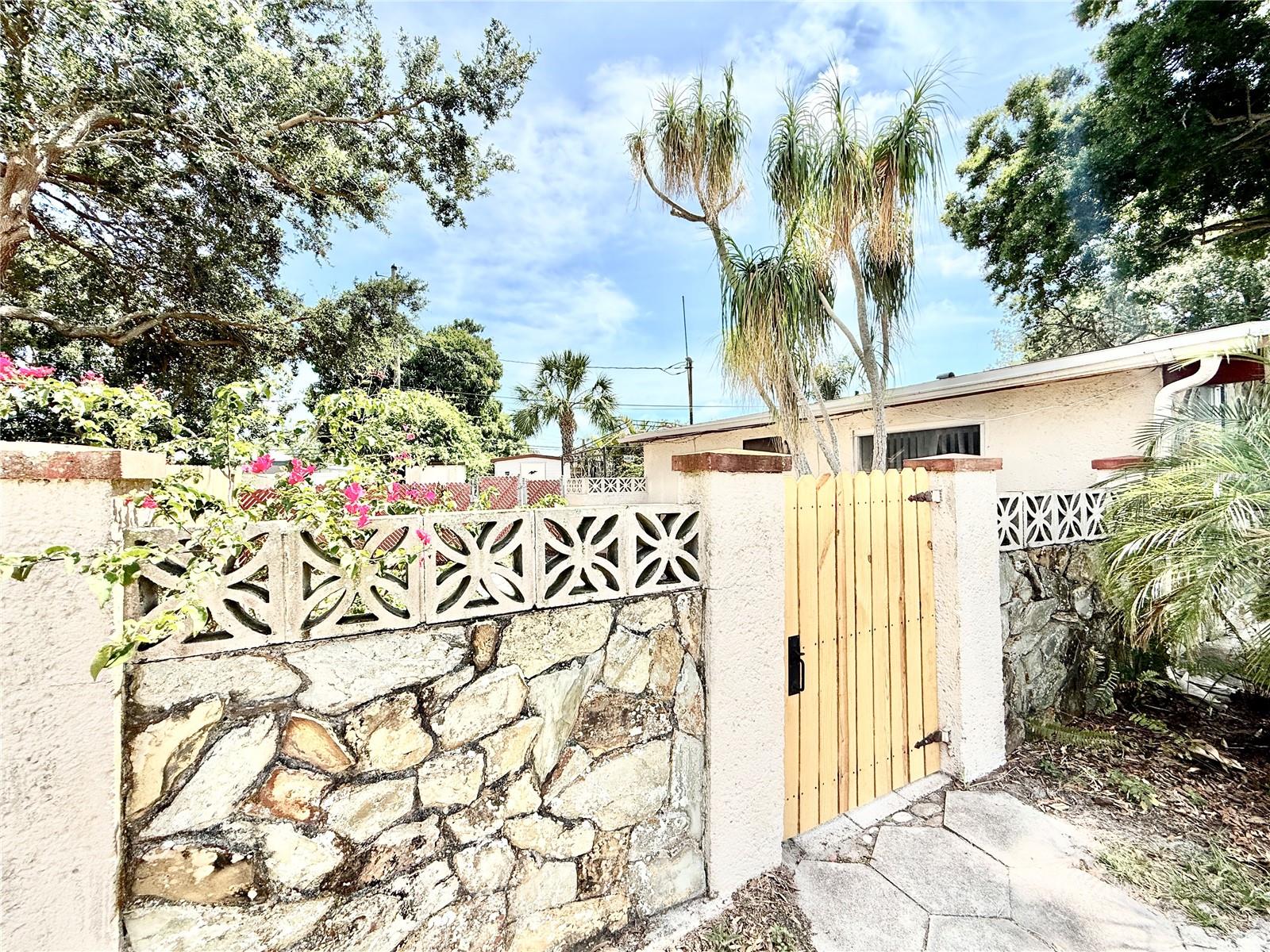 10862 VILLAGE GREEN AVE, SEMINOLE, FL, 33772