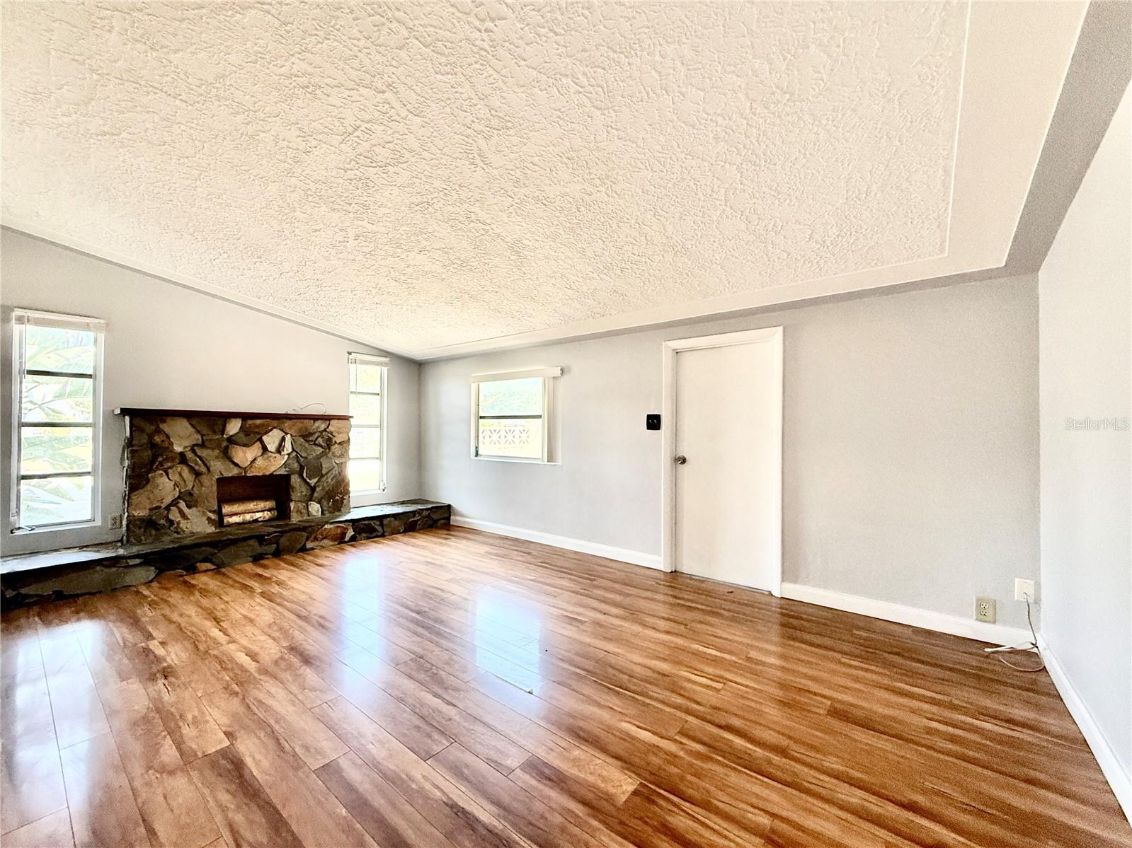 10862 VILLAGE GREEN AVE, SEMINOLE, FL, 33772