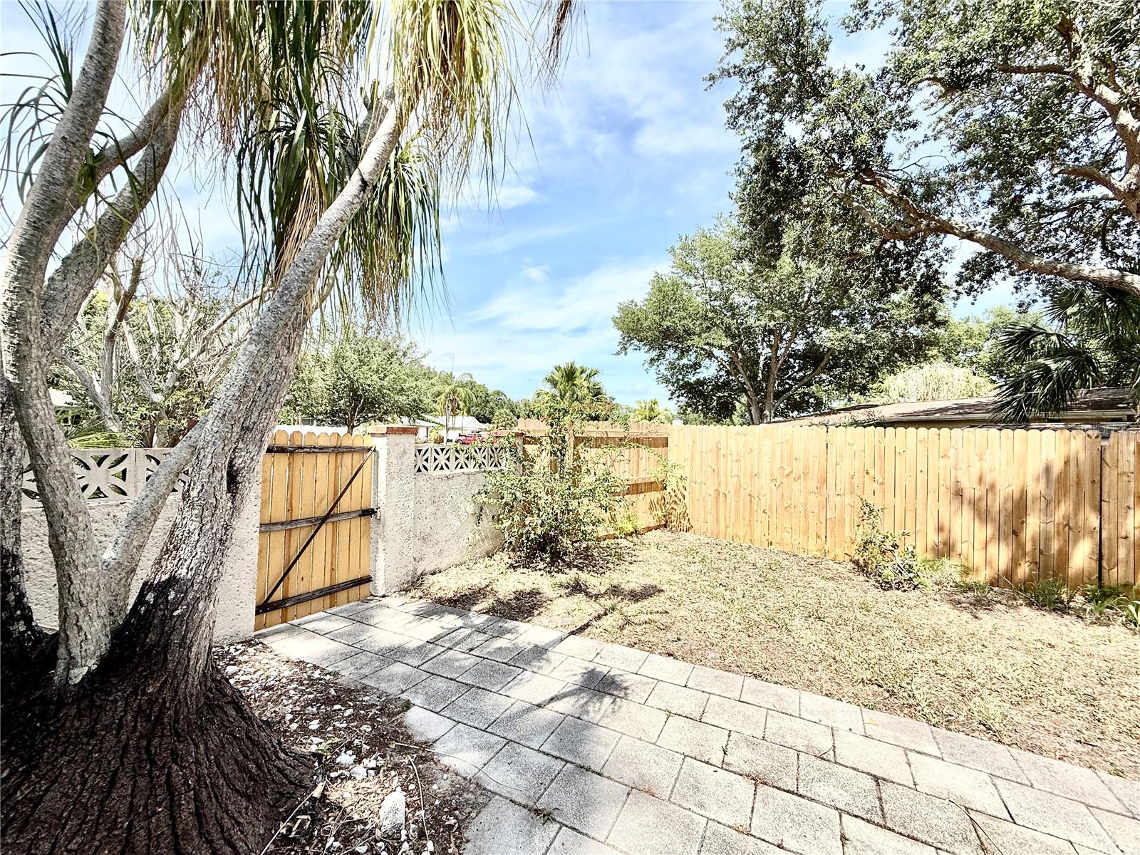 10862 VILLAGE GREEN AVE, SEMINOLE, FL, 33772
