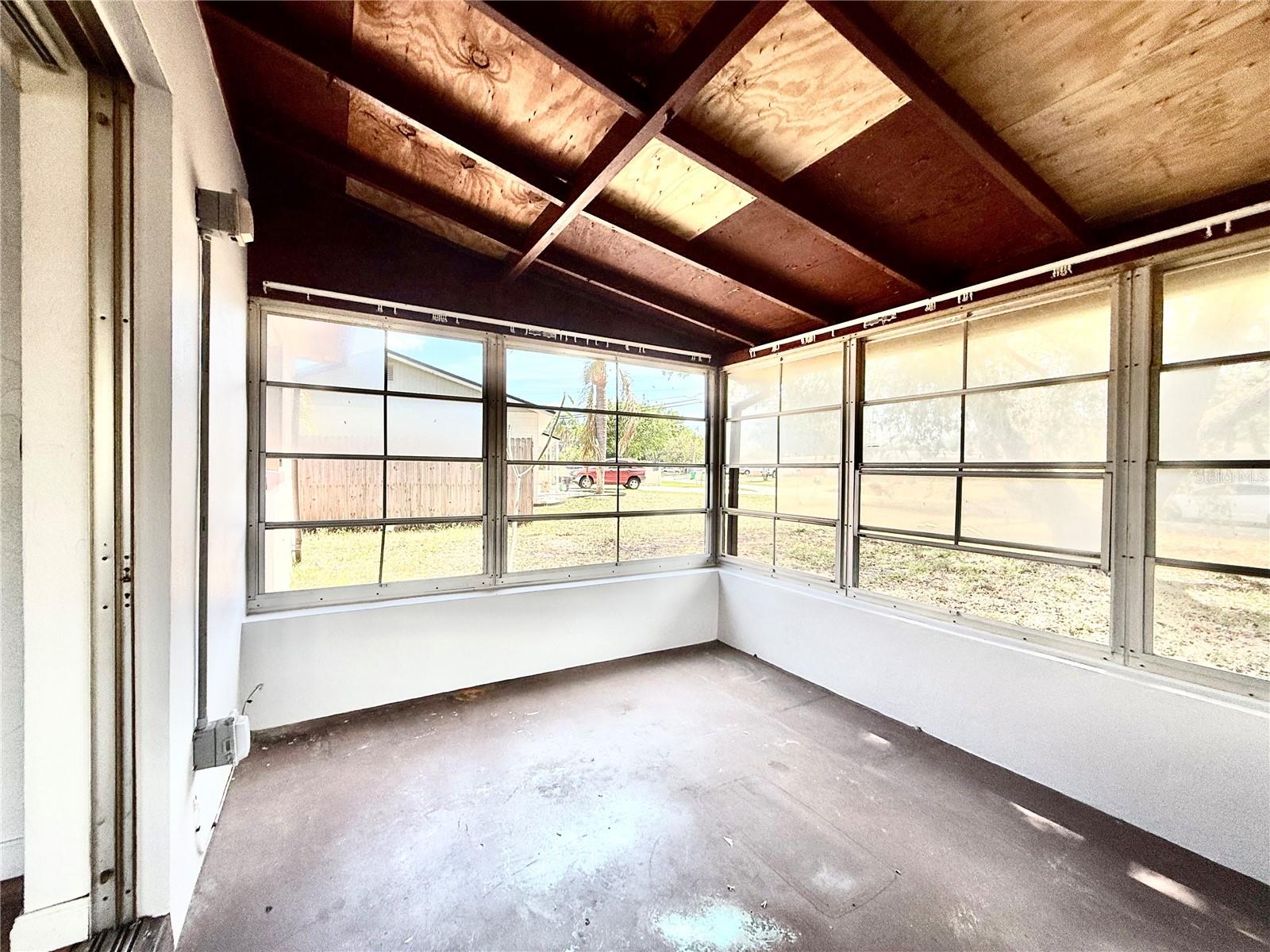 10862 VILLAGE GREEN AVE, SEMINOLE, FL, 33772
