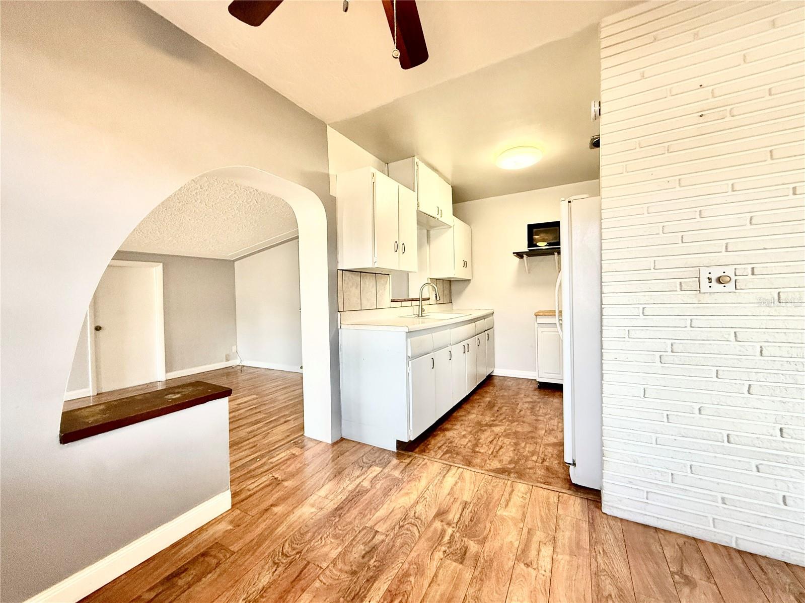 10862 VILLAGE GREEN AVE, SEMINOLE, FL, 33772