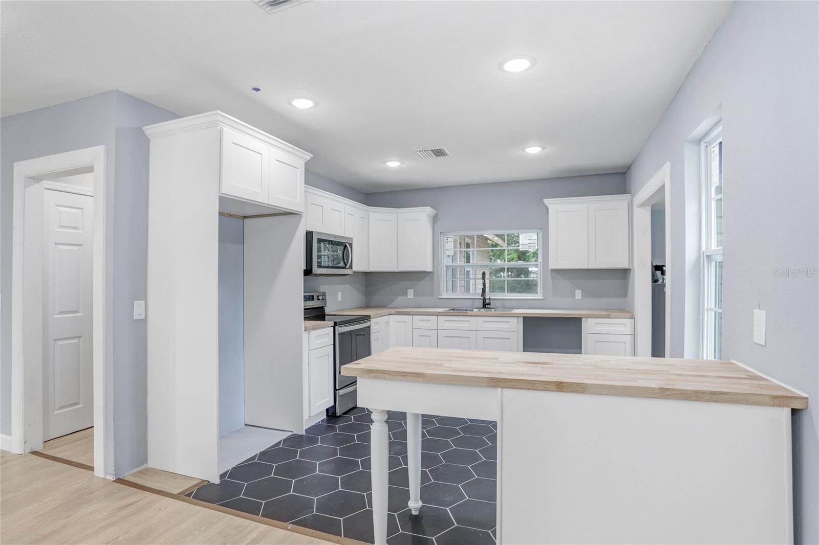 310 S DELANEY AVE, AVON PARK, FL, 33825