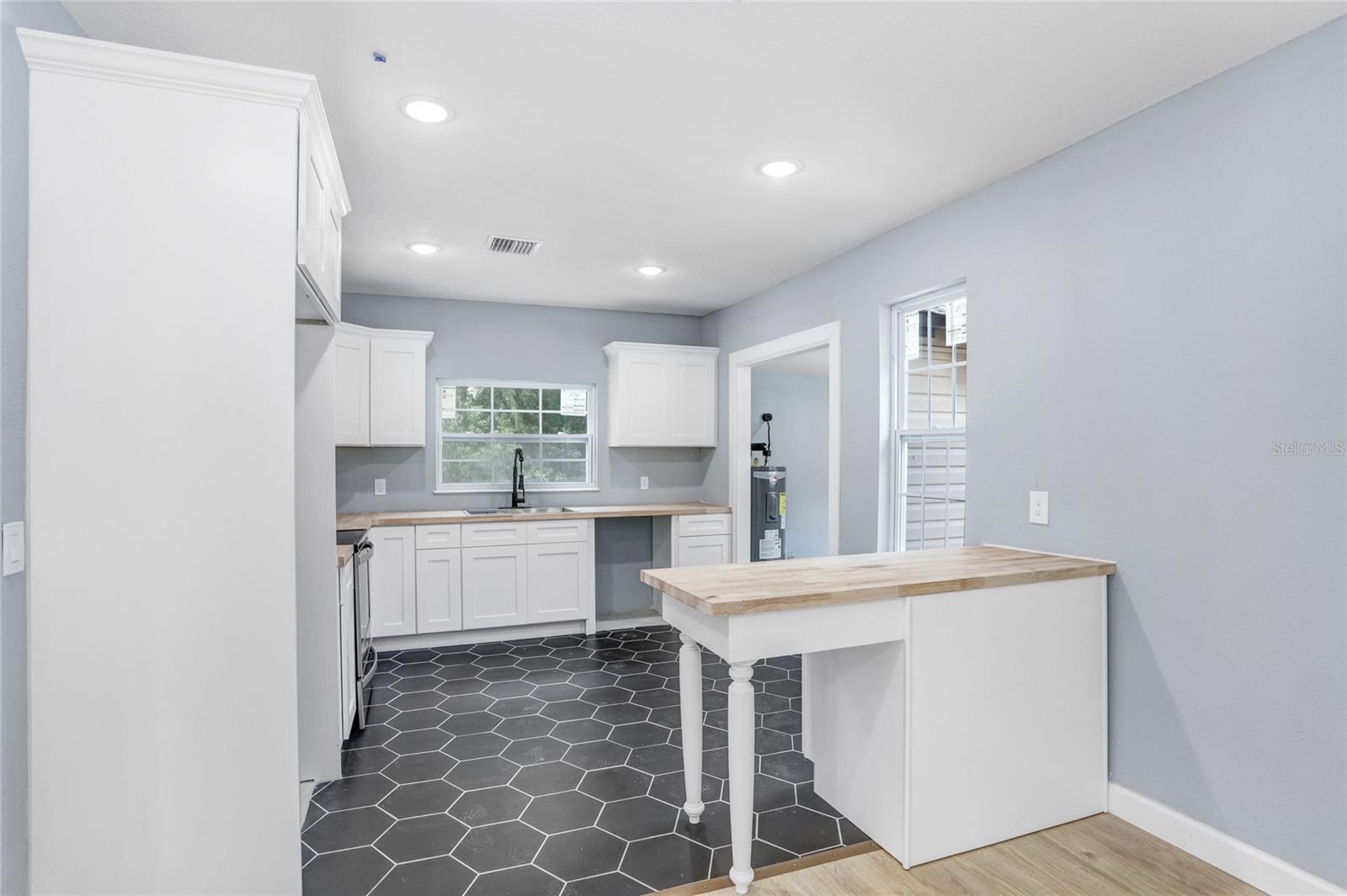 310 S DELANEY AVE, AVON PARK, FL, 33825