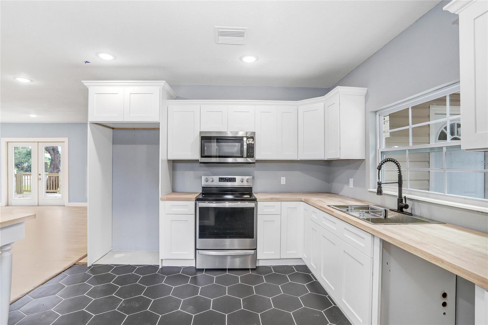 310 S DELANEY AVE, AVON PARK, FL, 33825