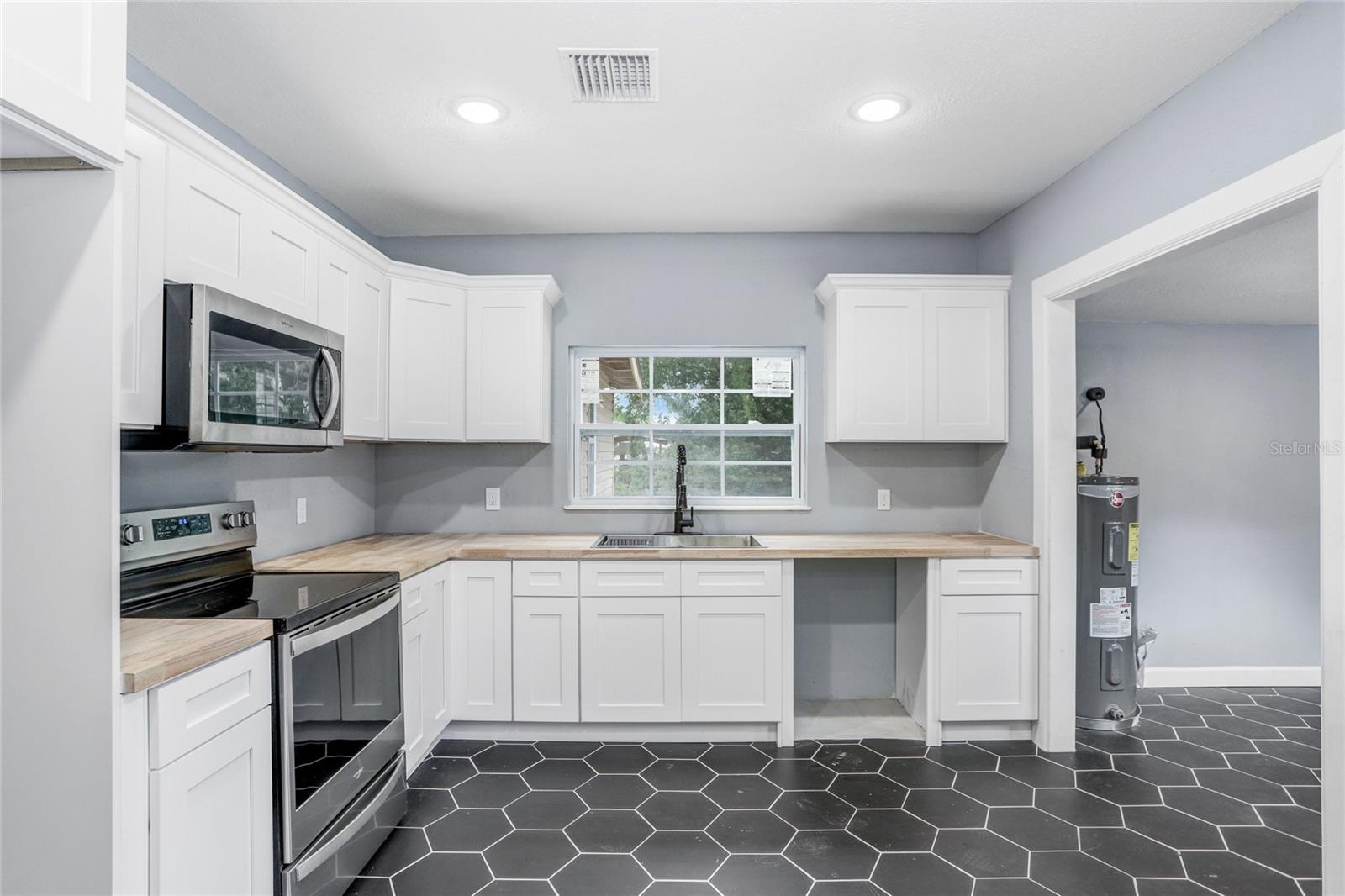 310 S DELANEY AVE, AVON PARK, FL, 33825