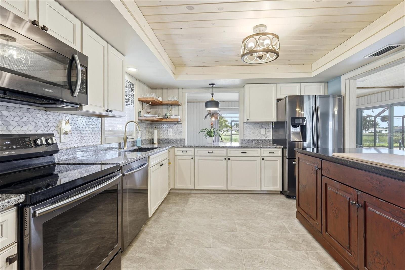 11 OAKLAND HILLS CT, ROTONDA WEST, FL, 33947