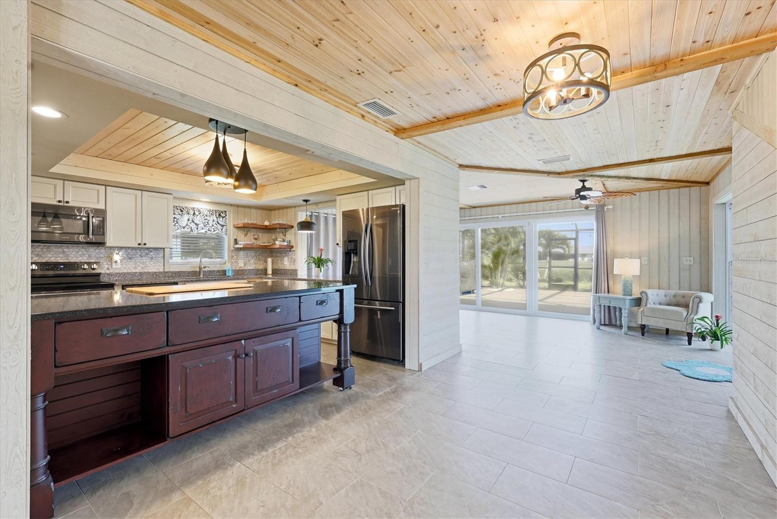 11 OAKLAND HILLS CT, ROTONDA WEST, FL, 33947