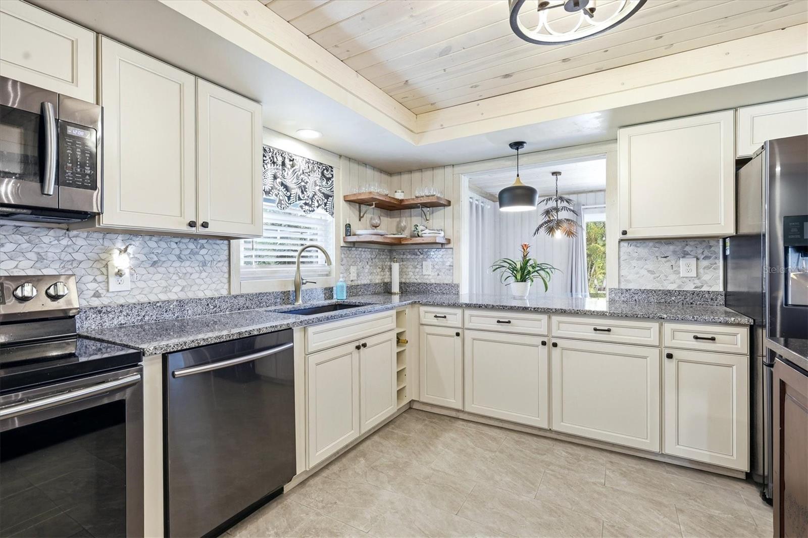 11 OAKLAND HILLS CT, ROTONDA WEST, FL, 33947