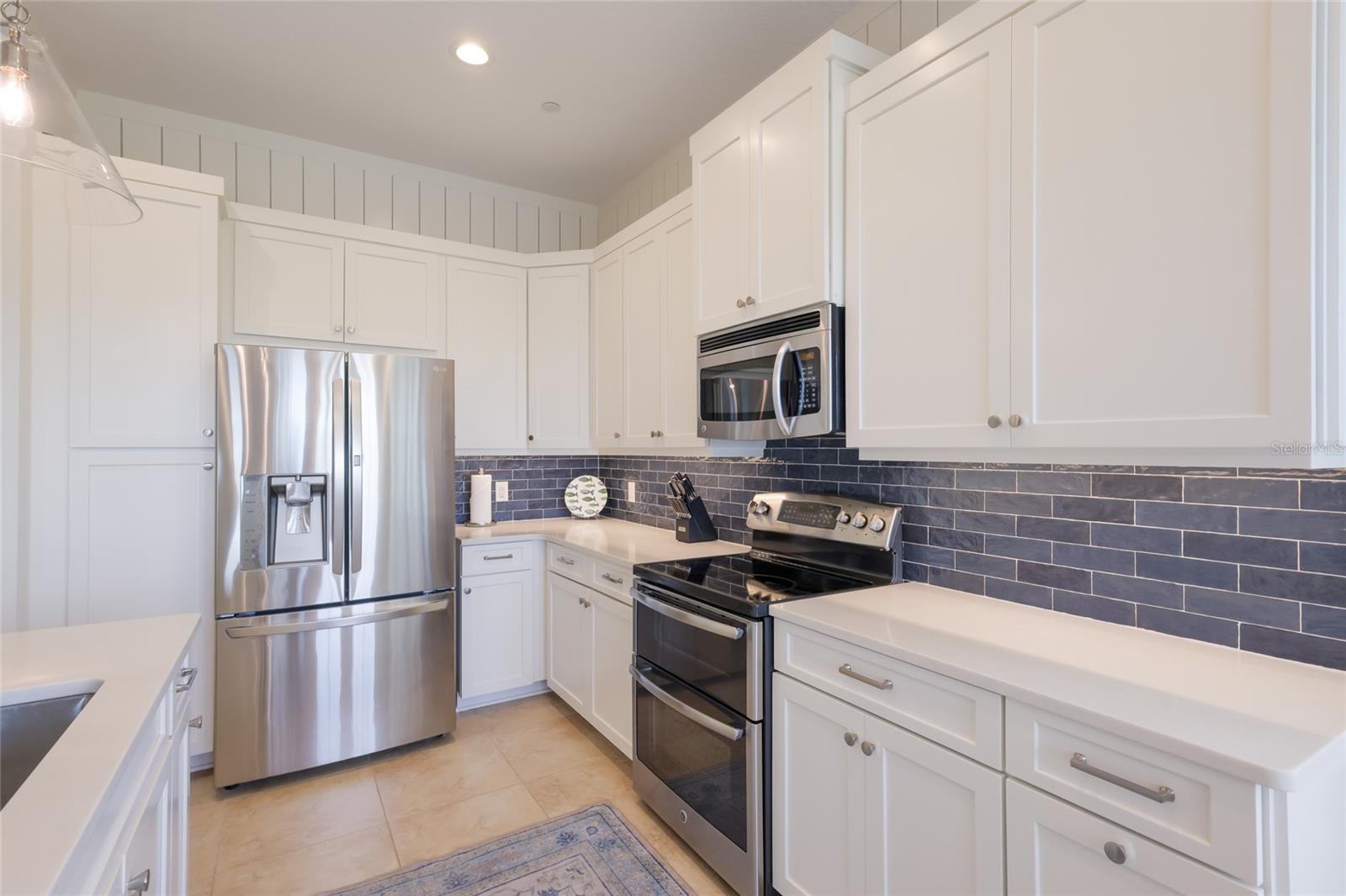 258 SAPPHIRE LAKE DR #202, BRADENTON, FL, 34209