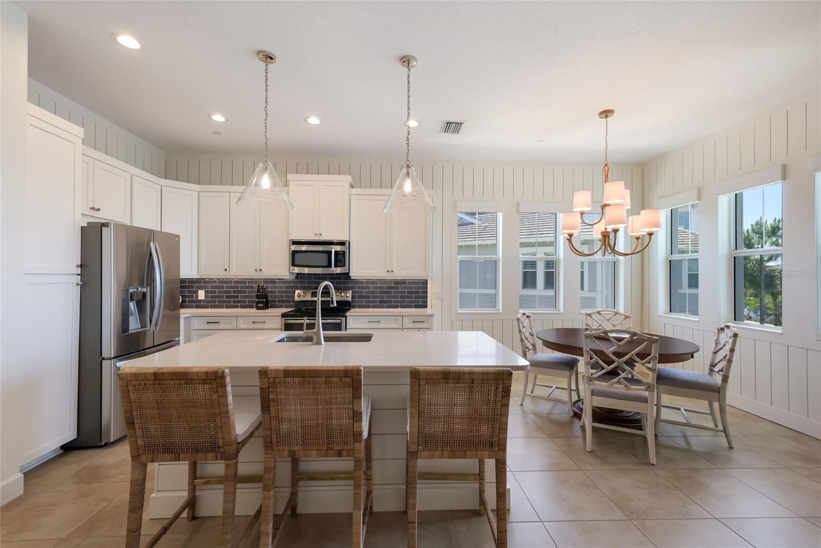 258 SAPPHIRE LAKE DR #202, BRADENTON, FL, 34209
