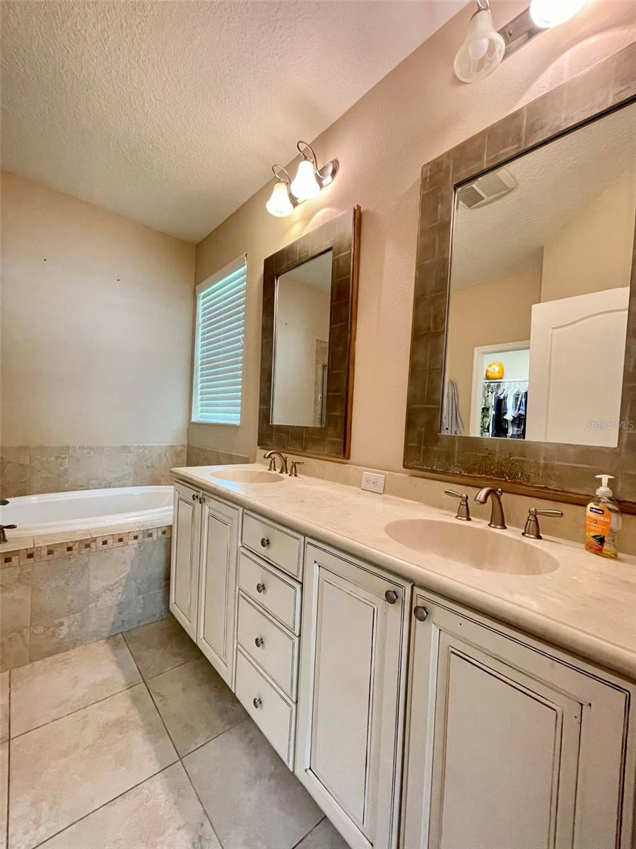 7215 S SHAMROCK RD, TAMPA, FL, 33616