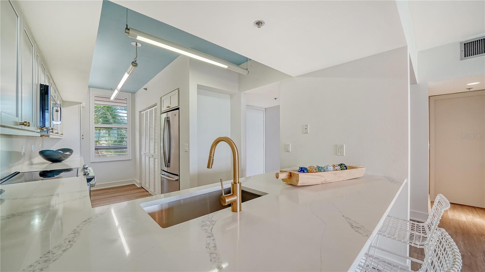 1930 HARBOURSIDE DR #122, LONGBOAT KEY, FL, 34228