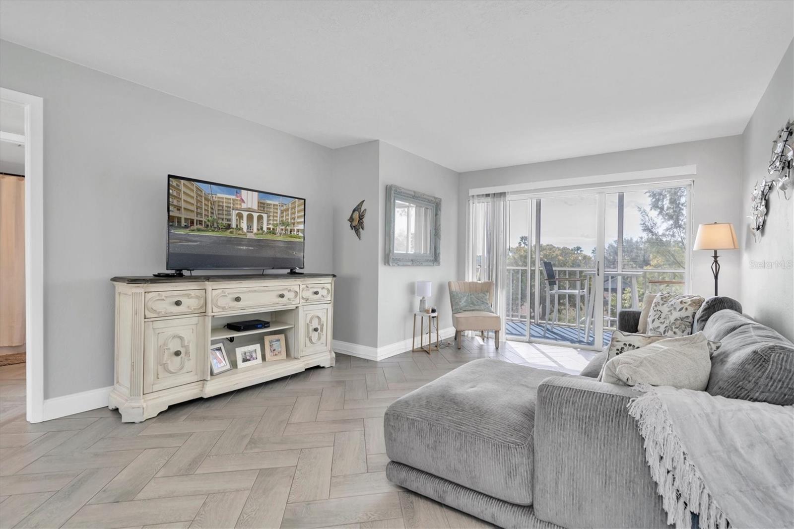 9000 COMMODORE DR #401, SEMINOLE, FL, 33776