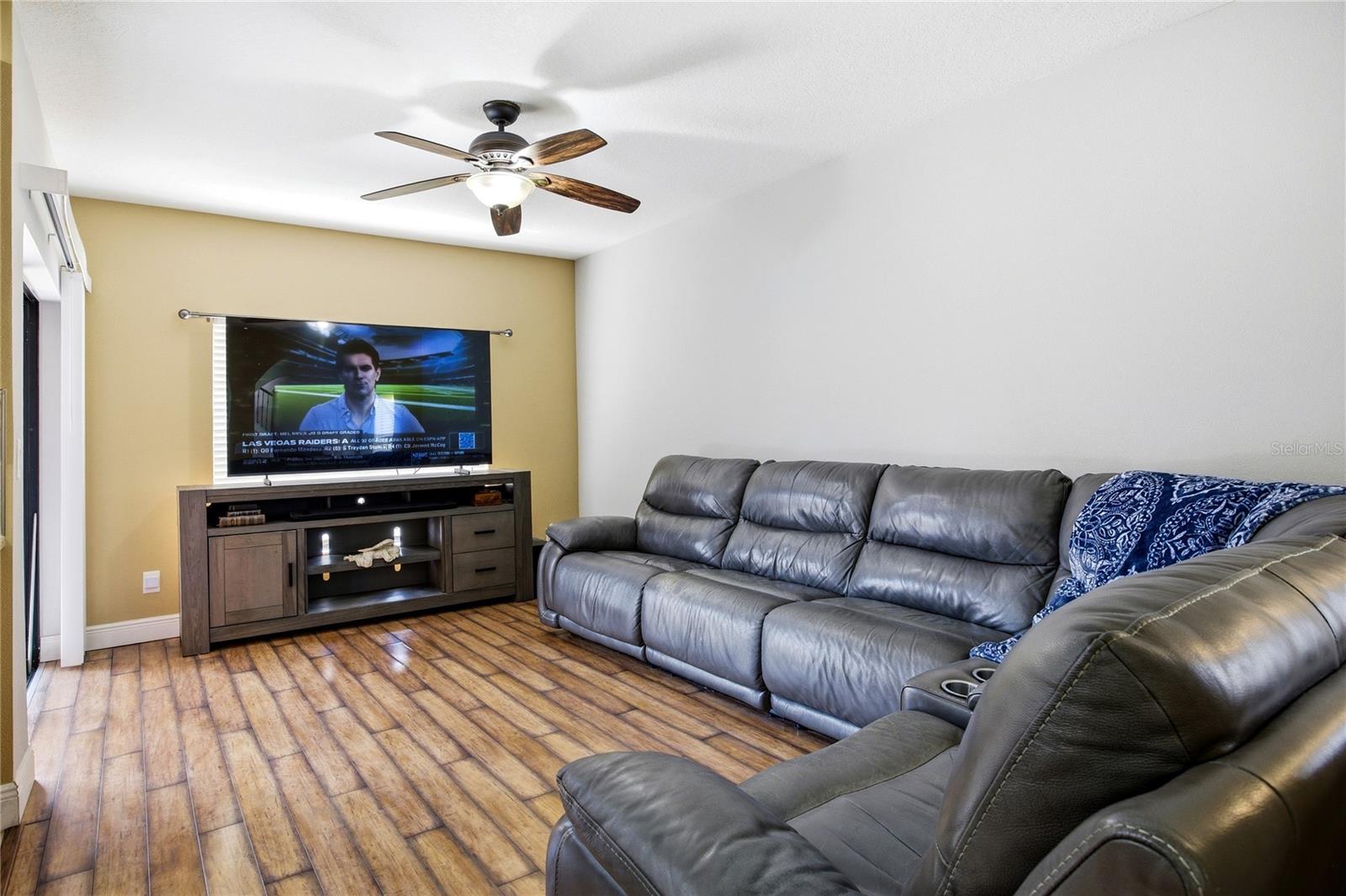 1033 BLACKWATER DR, WESLEY CHAPEL, FL, 33543