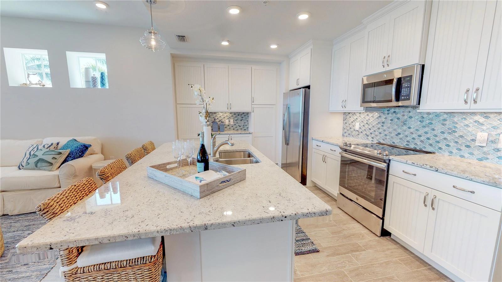 387 ARUBA CIR #103, BRADENTON, FL, 34209